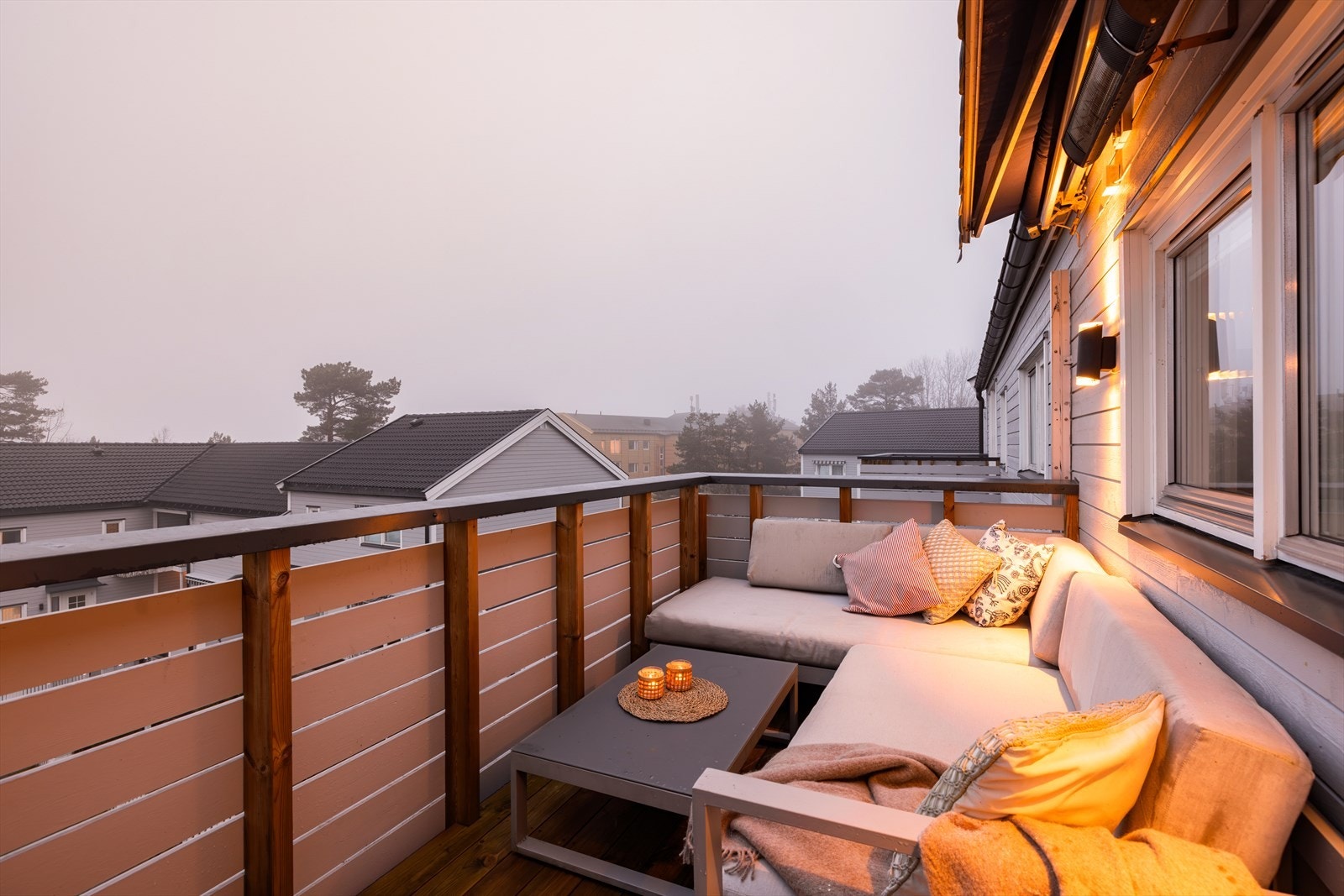 Varmelamper og elektrisk markise på balkongen Galleribilde