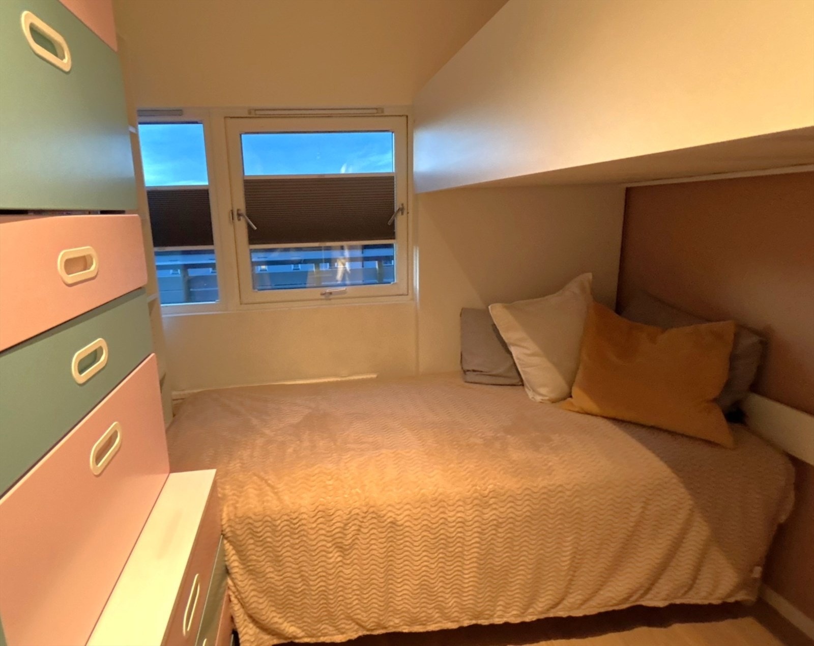 Eier har laget et barnerom med plass til enkeltseng pluss to overkøyer Galleribilde