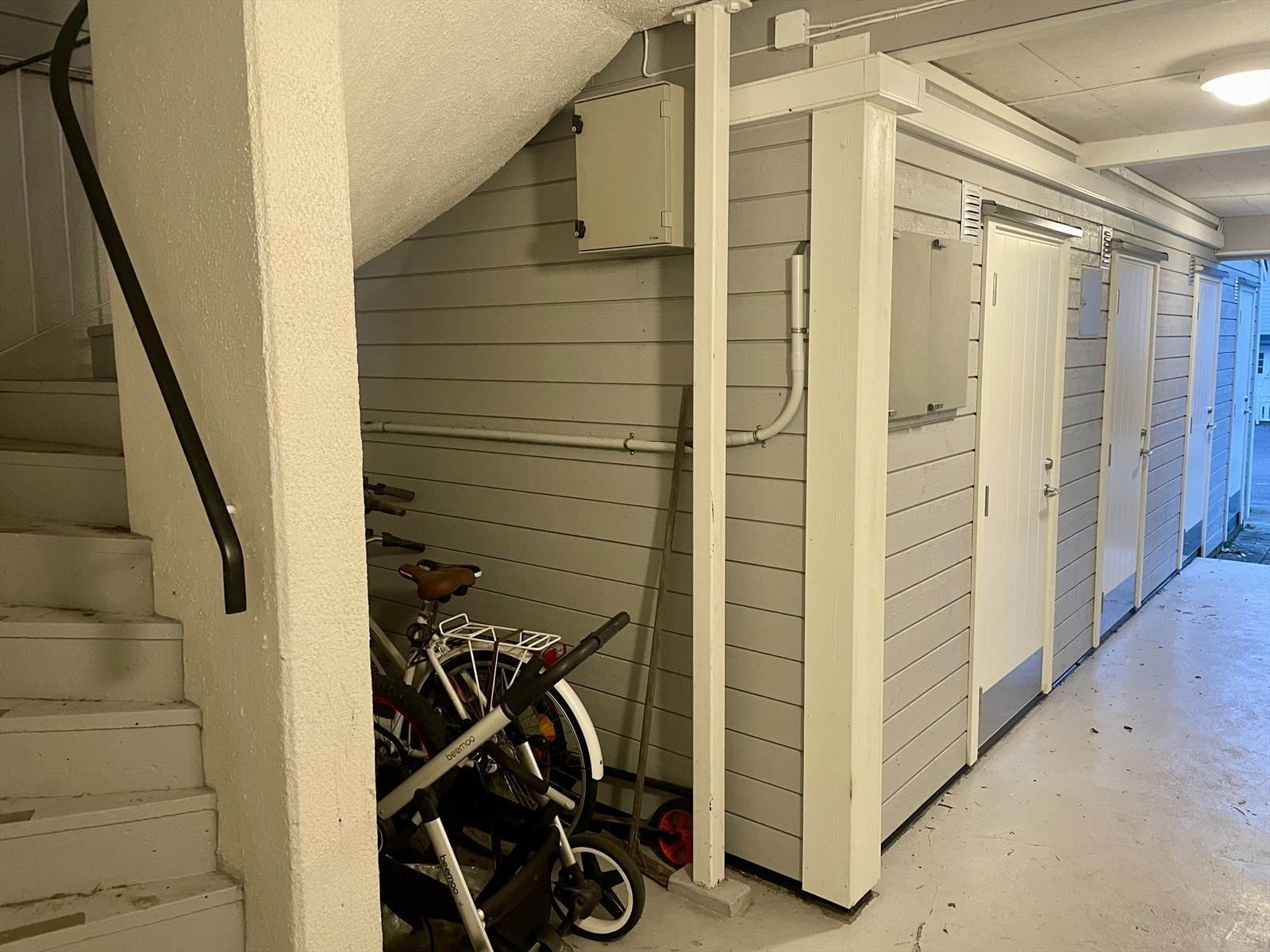 Det følger med utvendig bod nede på bakkeplan. :Meglers bilder Galleribilde