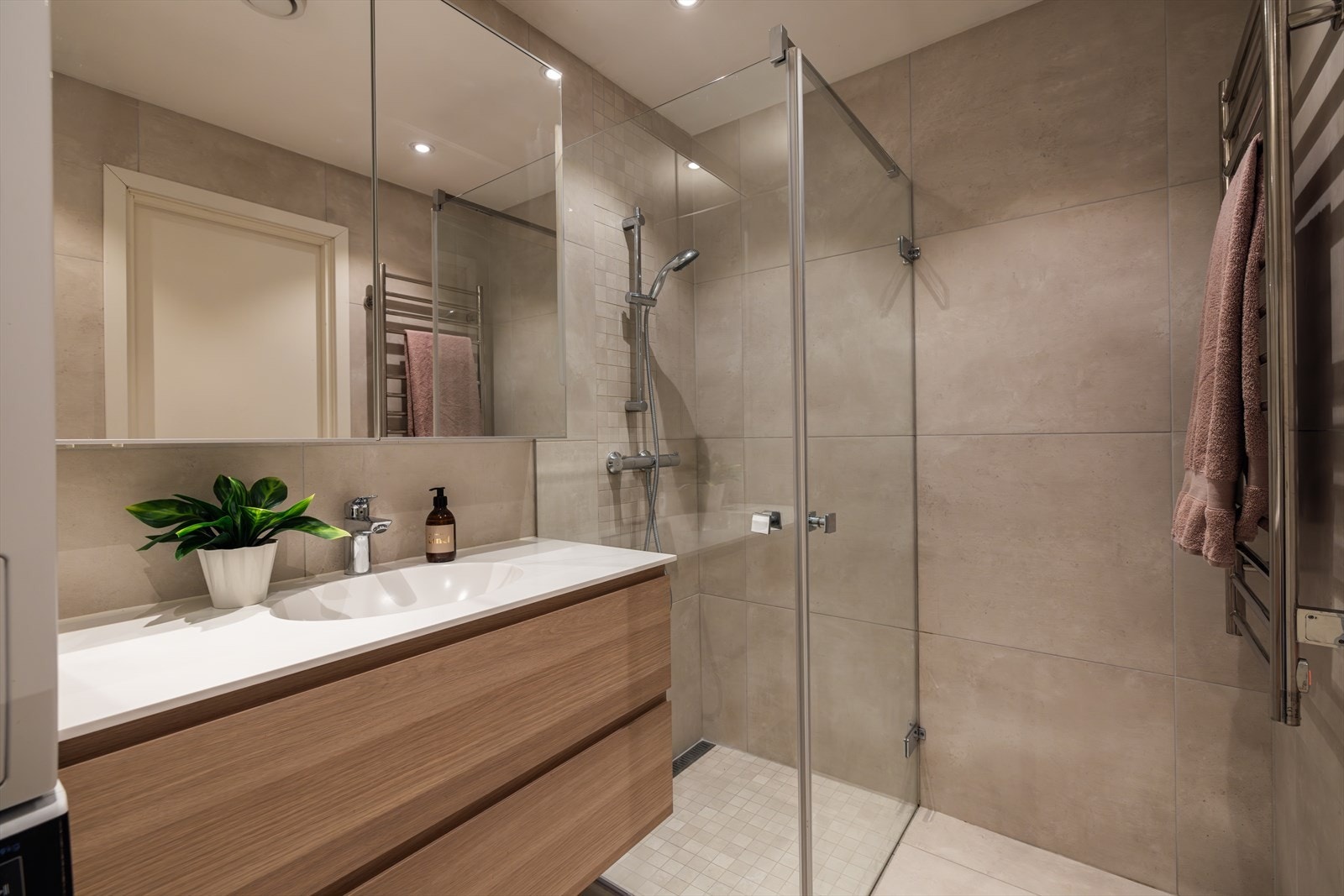 Pent baderom med varme i gulv. Håndklevarmer på vegg Galleribilde