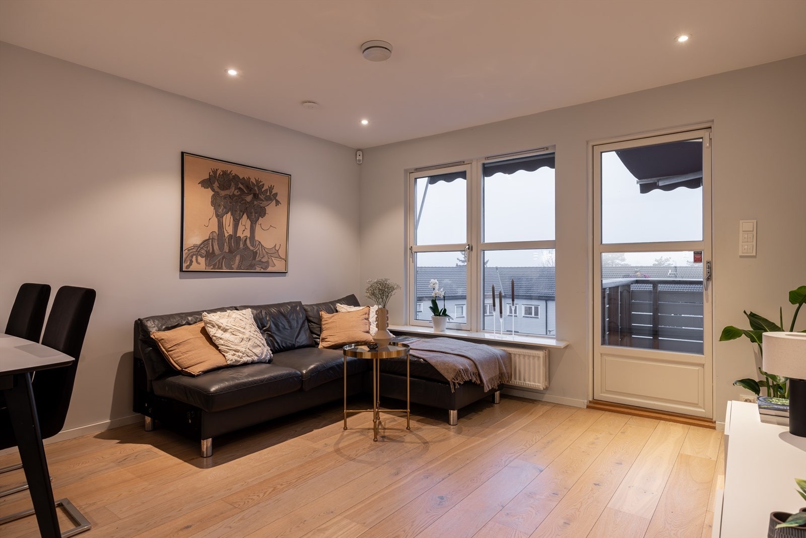 Stue med flotte gulv og store vinduer Galleribilde