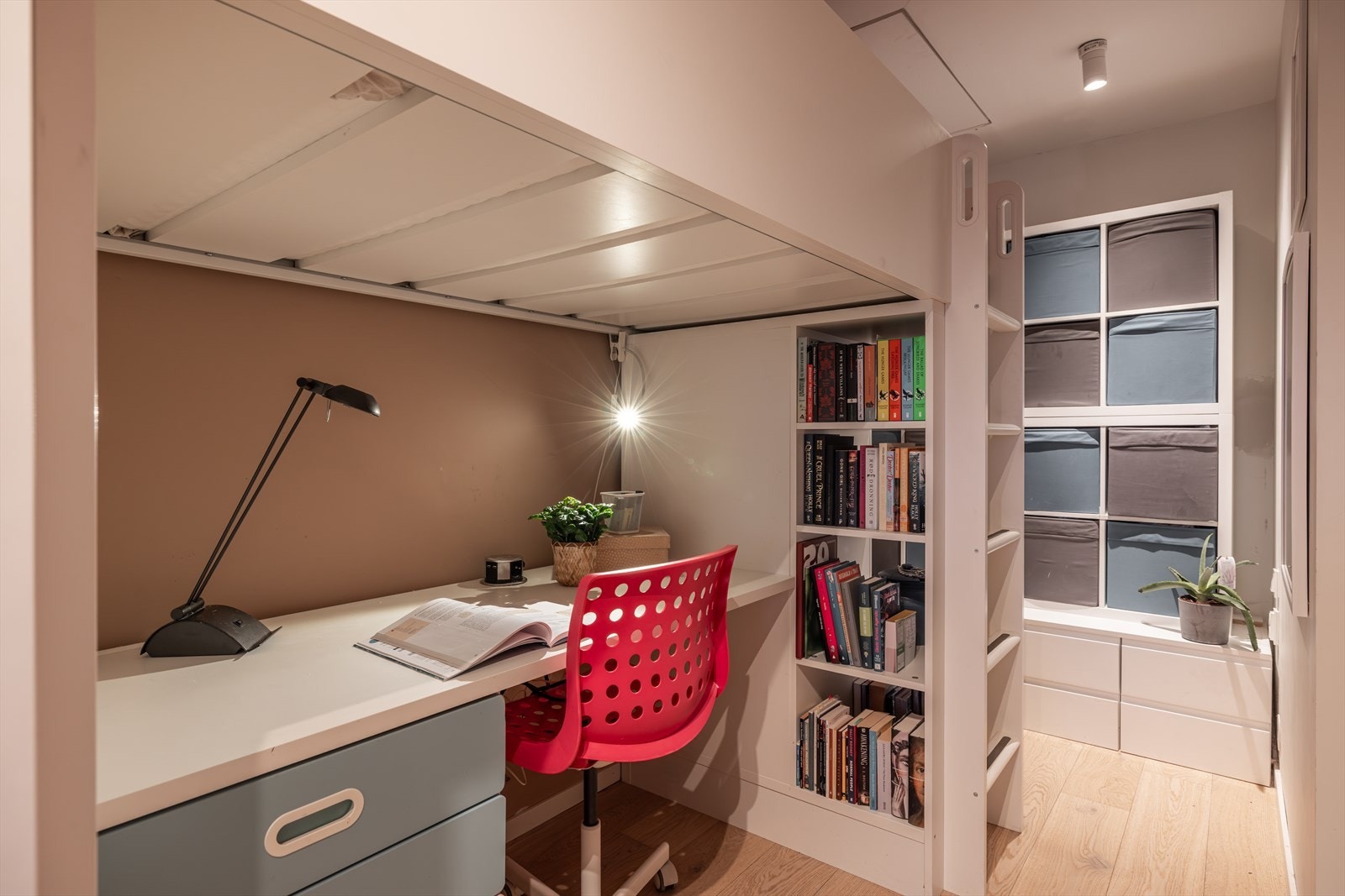 Innredingen følger med boligen. Bod er åpnet og innlemmet i soverom Galleribilde