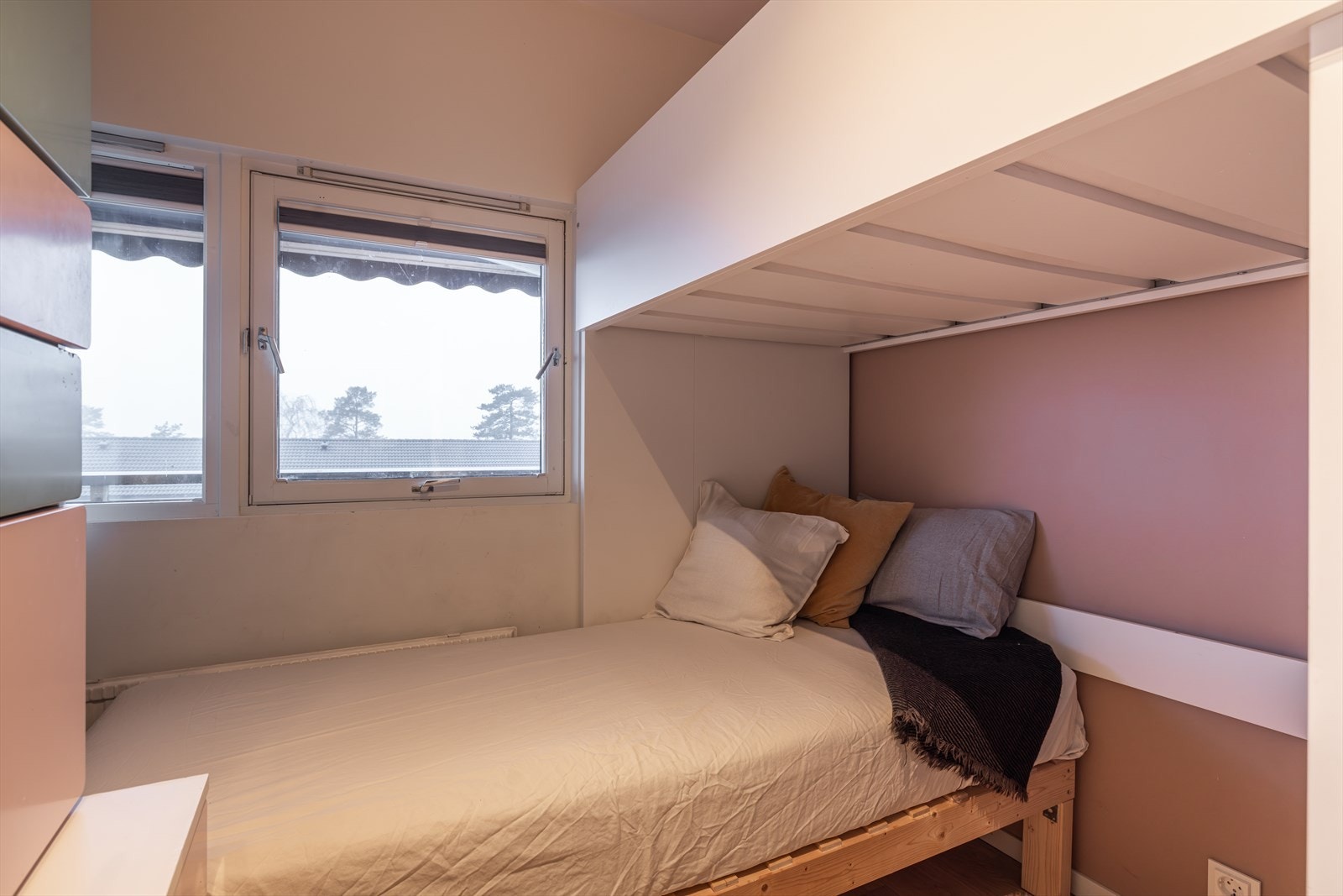 Eier har laget et barnerom med plass til enkeltseng pluss to overkøyer Galleribilde