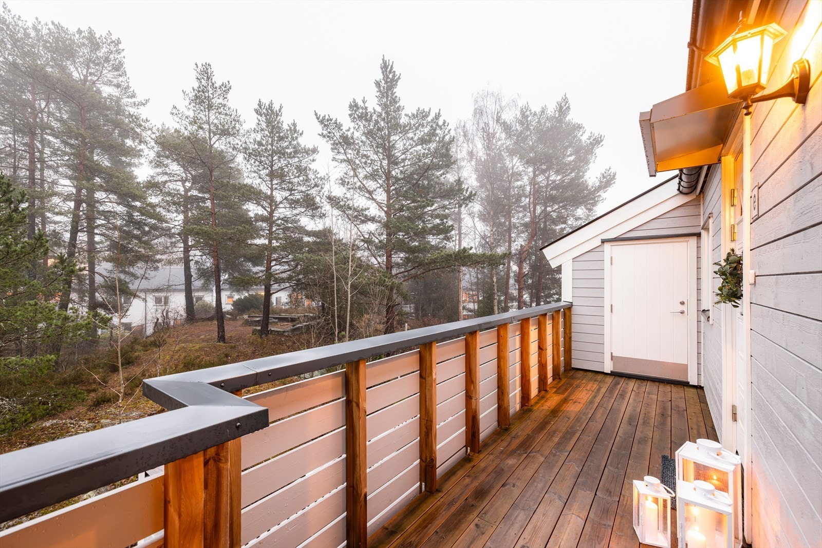 Egen terrasse på bakside i 3.etasje med tilgang til bod Galleribilde