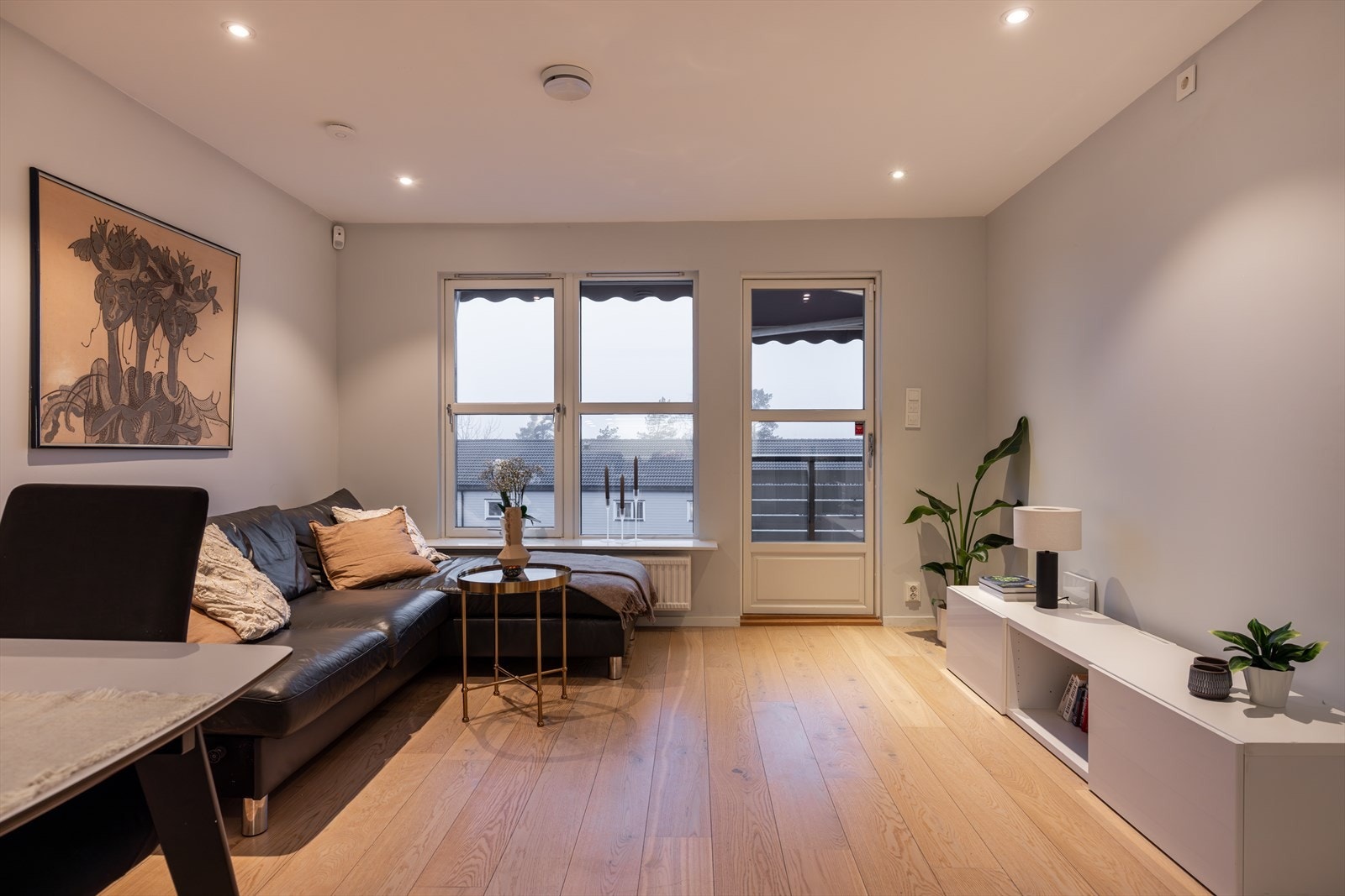 Stue med utgang til vestvendt balkong. Det er både elektrisk markise på balkong og over vinduer Galleribilde