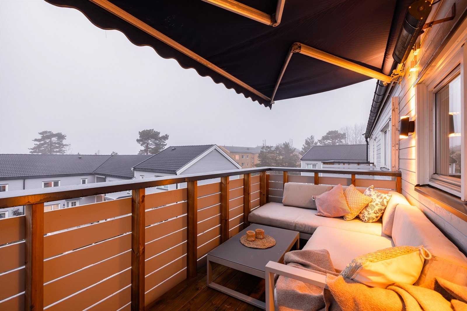 Nyrenovert balkong med høyt og fritt utsyn Galleribilde