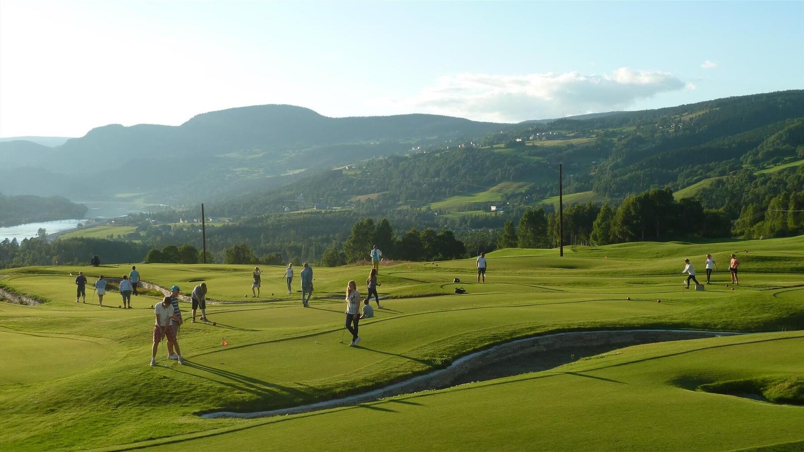 Ca. 8-10 minutters kjøring fra hytta finner man en eventyrlig golfbane, Hafjell Golf. Banen ligger rett nord for Hafjell Alpinsenter og er en 9 hulls skogs/parkbane med høy kvalitet. Galleribilde