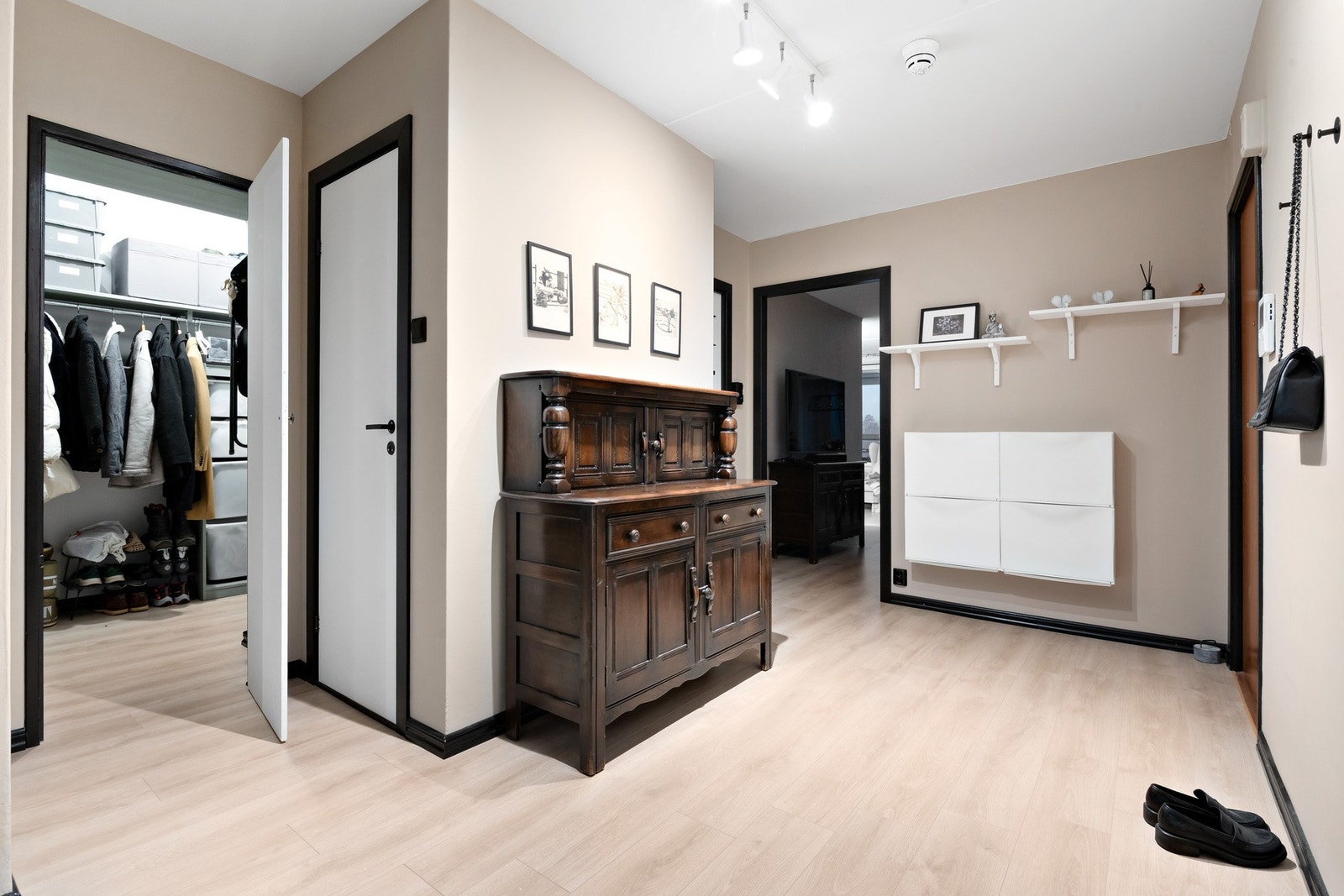 Velkommen inn! Entréen er romslig og gir et godt førsteinntrykk. Her er det plass til sitteplass, knagger og skohylle. I tilknytning til gangen finner du en praktisk innvendig bod. Galleribilde