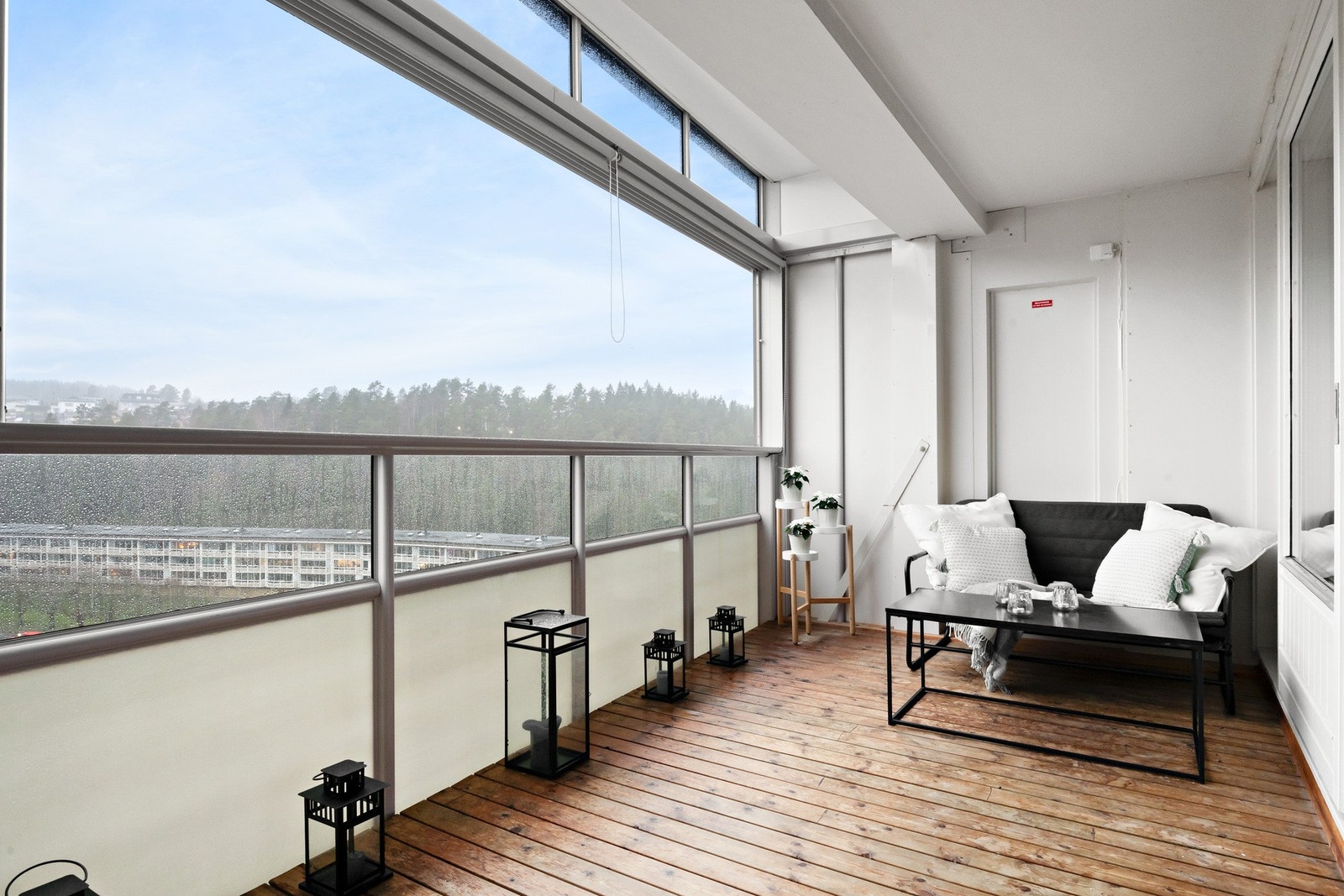 Den innglassede balkongen på 11 m² er østvendt og kan åpnes eller lukkes etter behov, noe som gjør den til et fleksibelt uterom gjennom hele året. Galleribilde