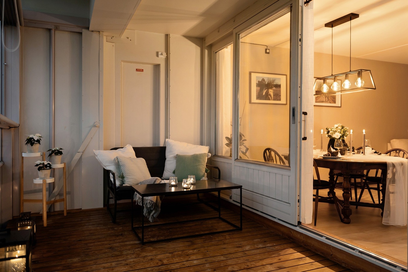 Boligen byr på en herlig balkong hvor man kan nyte stemningsfulle kvelder og utsikten over området. Galleribilde