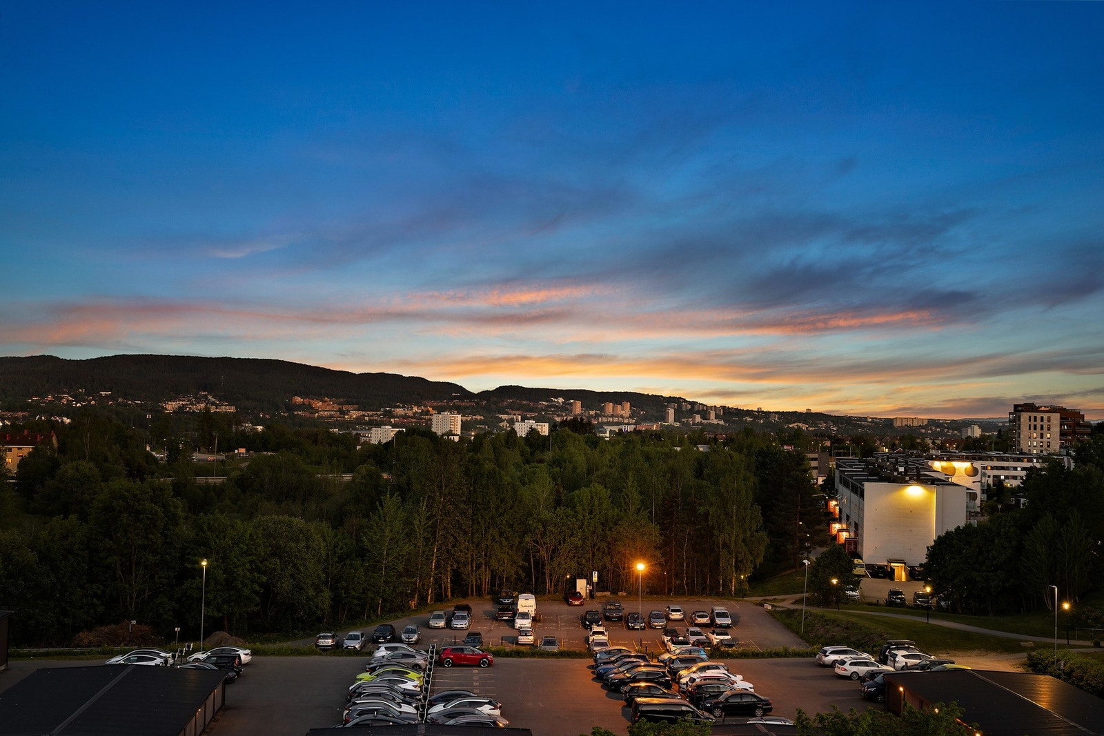 Det er videre gjesteparkering på fremsiden av blokken. Galleribilde