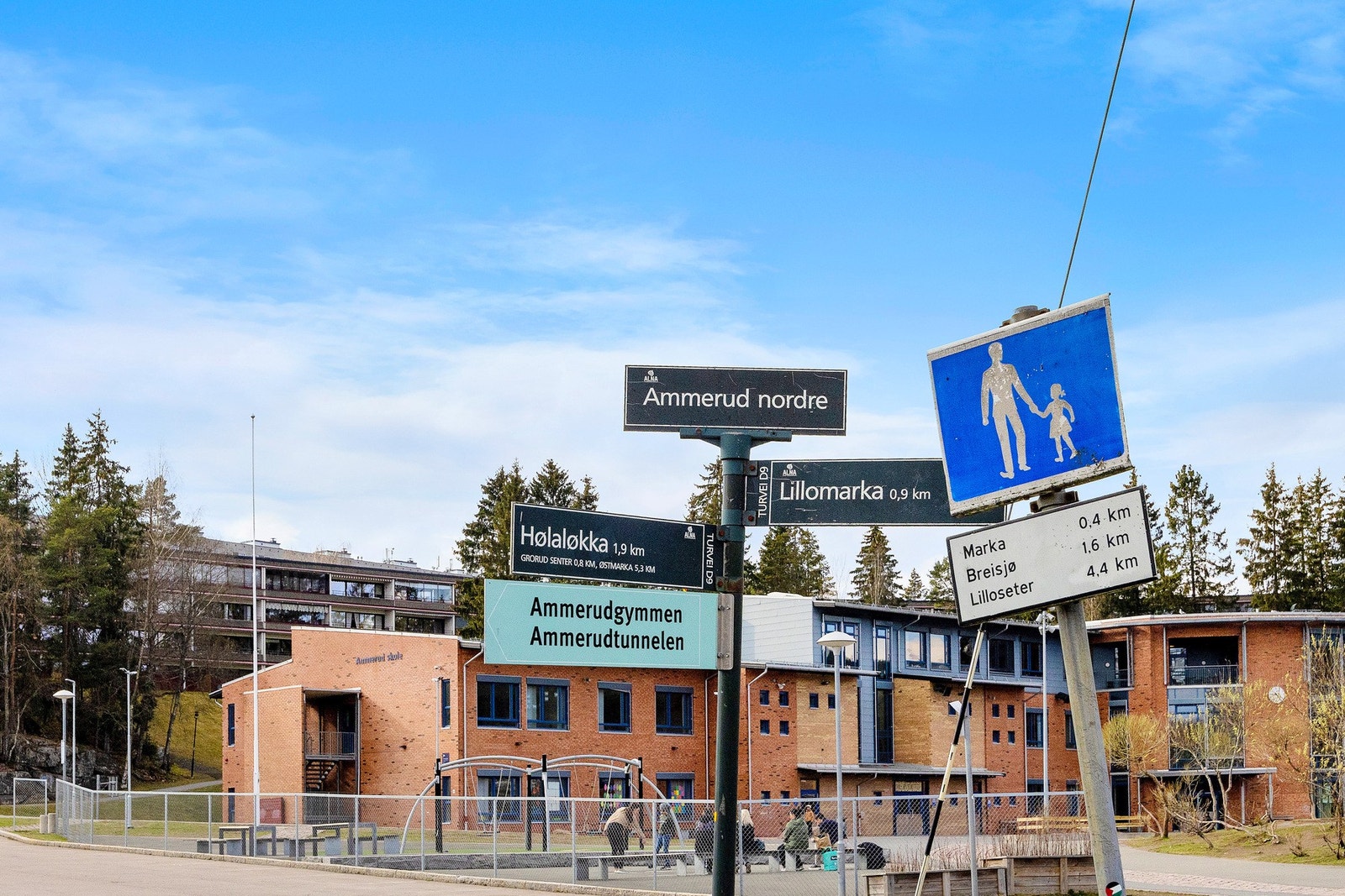 I området finner du flere skoler og barnehager. Galleribilde