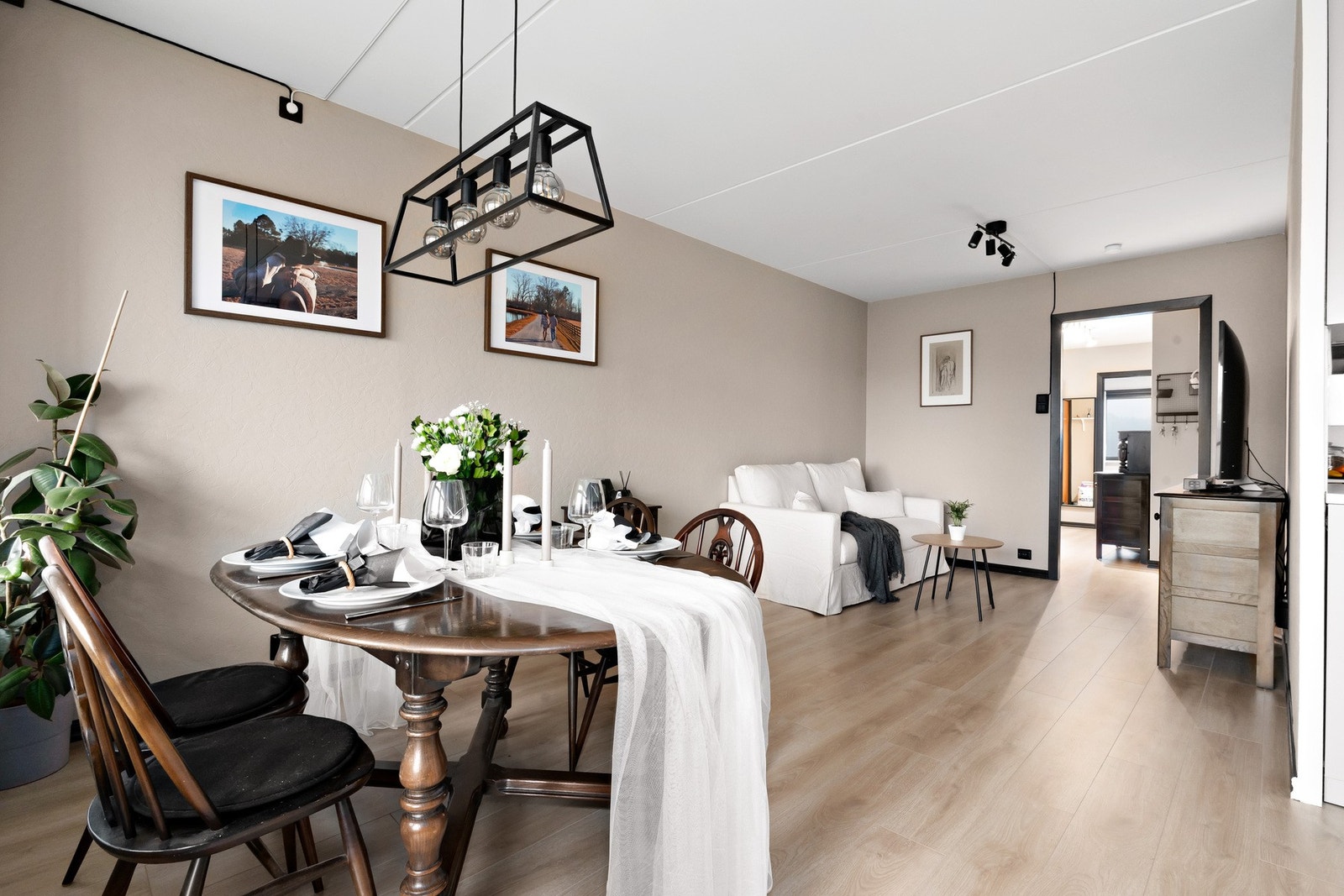 Sjekk ut denne flotte stuen! Oppgraderte overflater fra 2025 gir et moderne og tidsriktig preg. Galleribilde