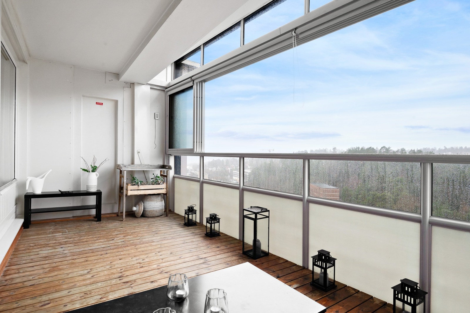 Balkongen byr i tillegg på flotte solforhold og en fantastisk utsikt, og fungerer som en naturlig forlengelse av stuen - perfekt for både morgenkaffen og kveldskosen. Galleribilde