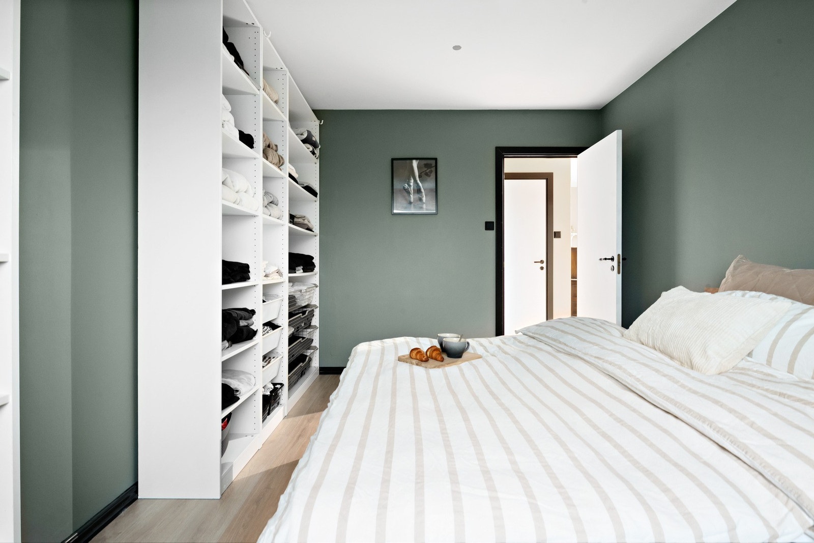 Rommet har praktisk garderobeinnredning som gir god oppbevaringsplass. Galleribilde