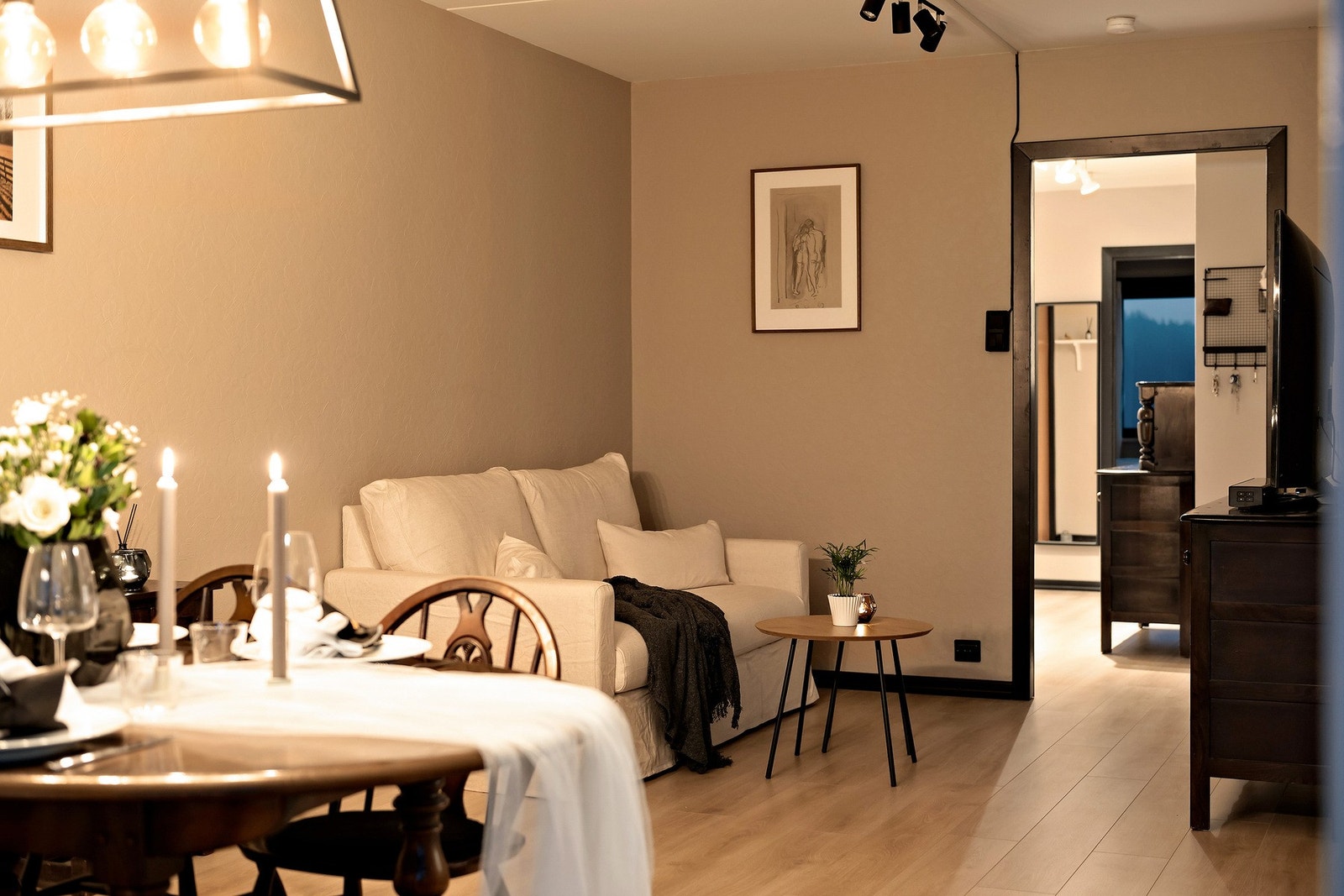 Stuen fremstår som lun og romslig - perfekt for avslapning foran TV. Galleribilde