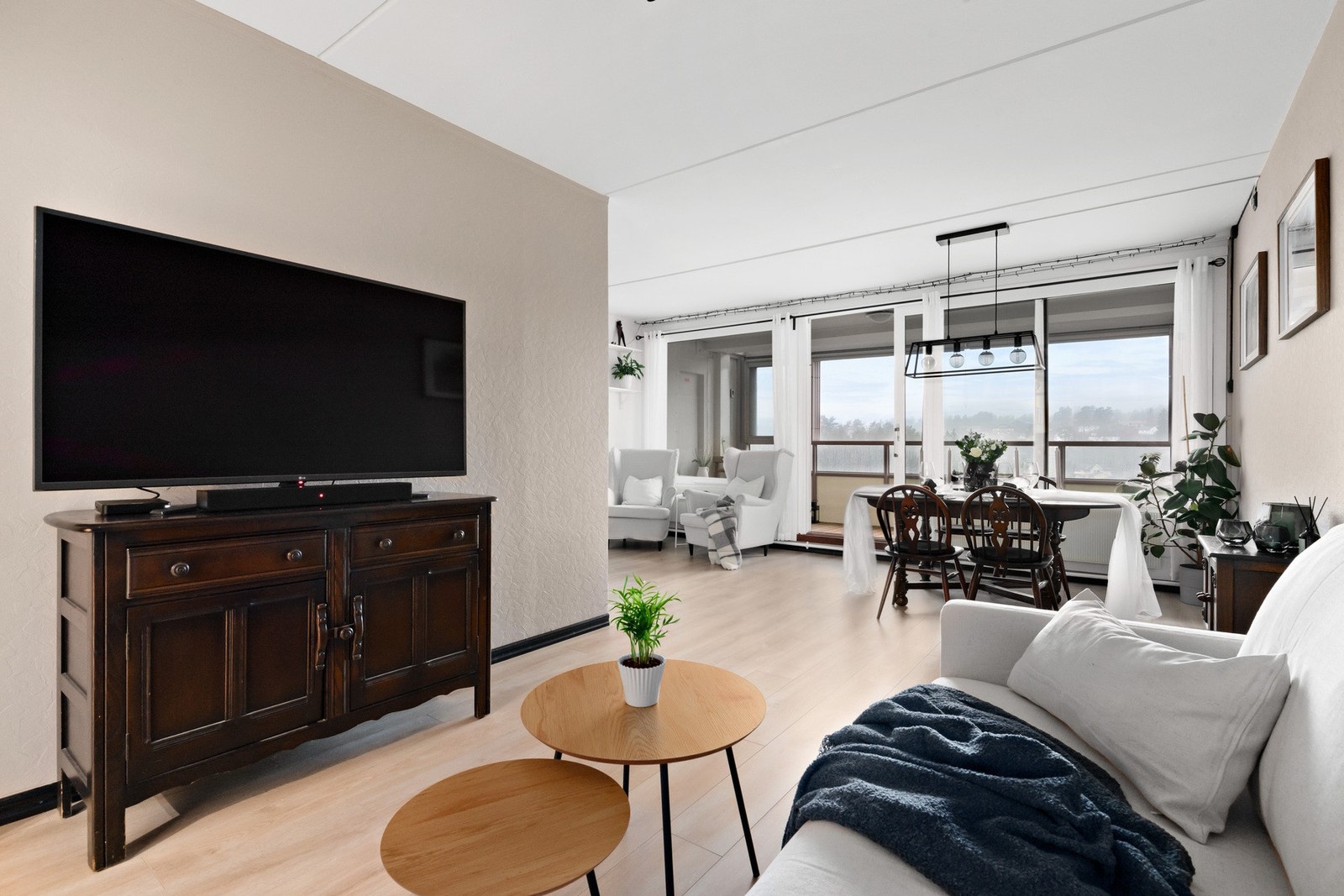 Store vindusflater slipper inn rikelig med dagslys. Galleribilde