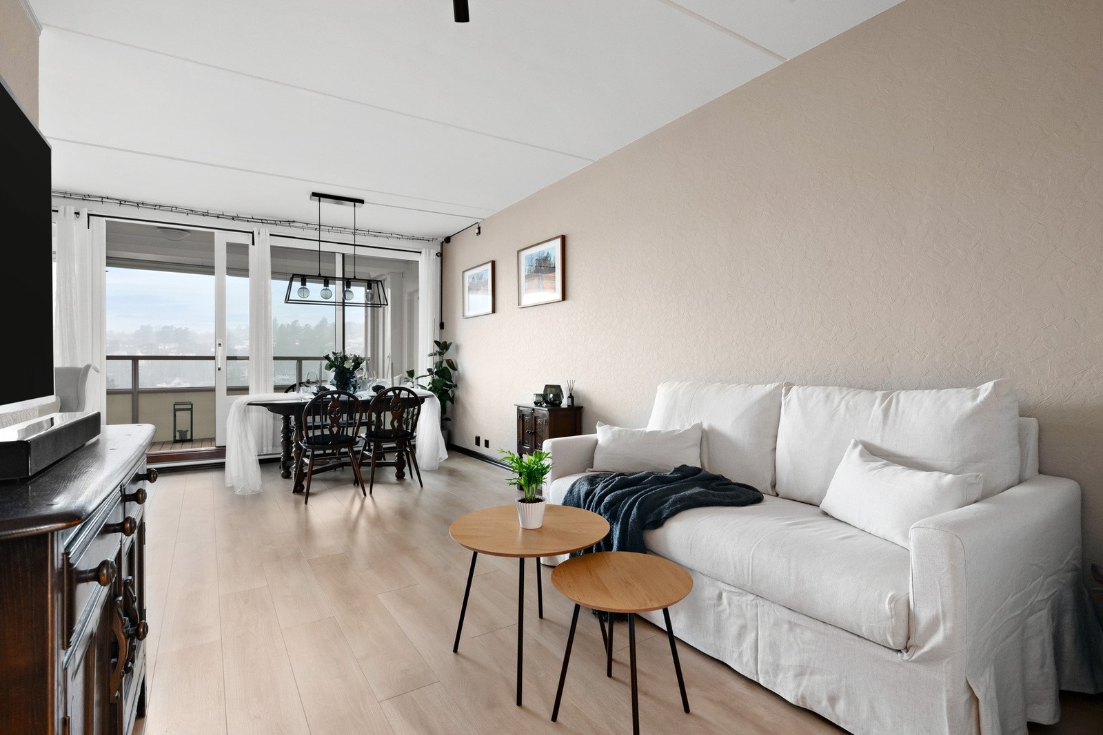 Her er det naturlig plass til både sofa- og TV-sone, samt en større spisegruppe - perfekt for samvær med familie og venner. Galleribilde