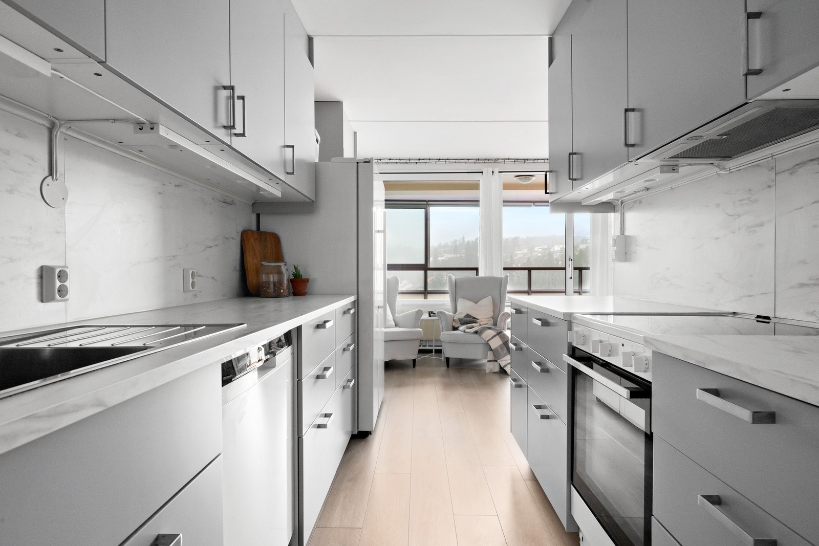 Det er installert frittstående hvitevarer, herunder kjøle -/fryseskap, oppvaskmaskin og komfyr. Galleribilde