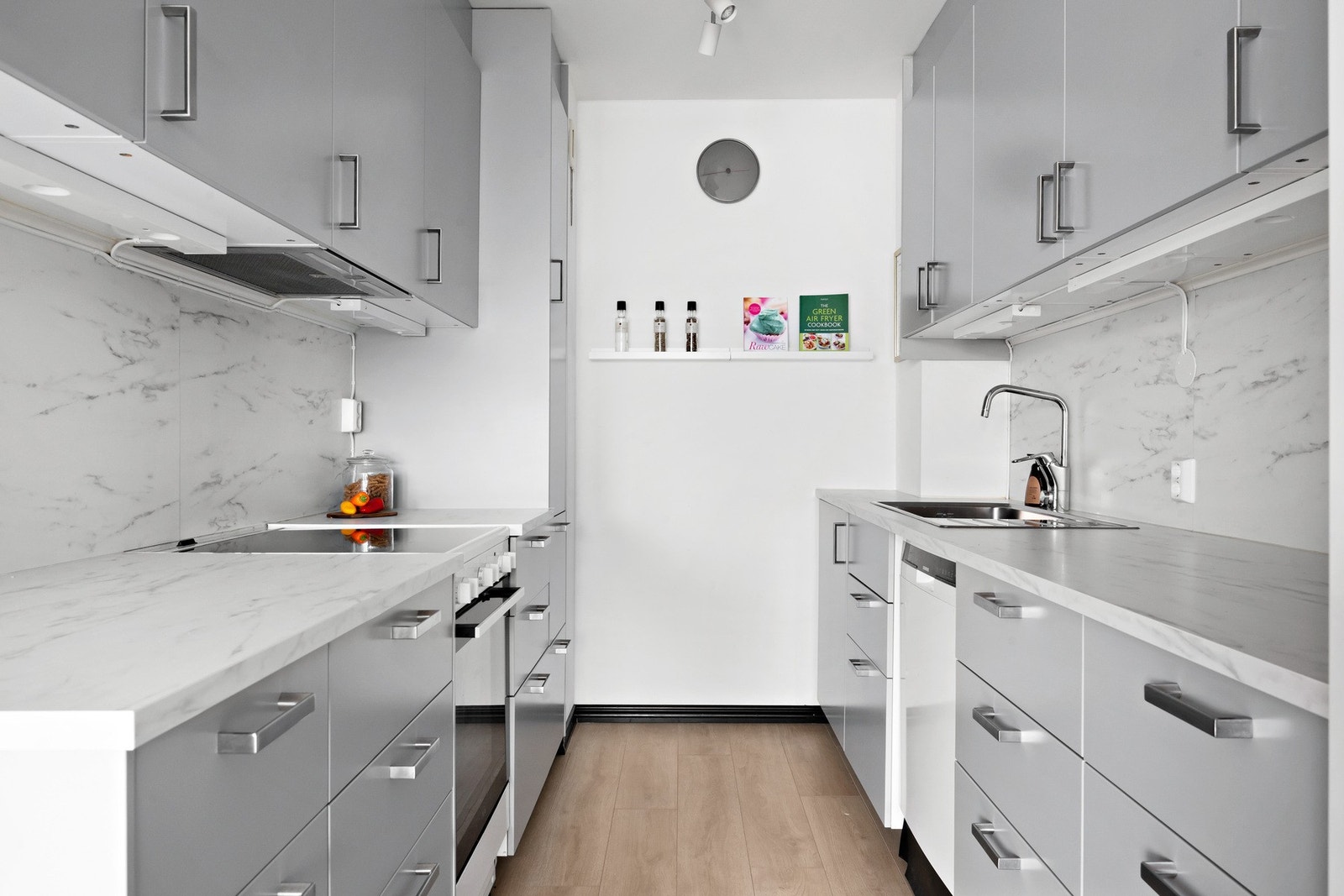 Her finner du glatte fronter og laminat benkeplate. Galleribilde