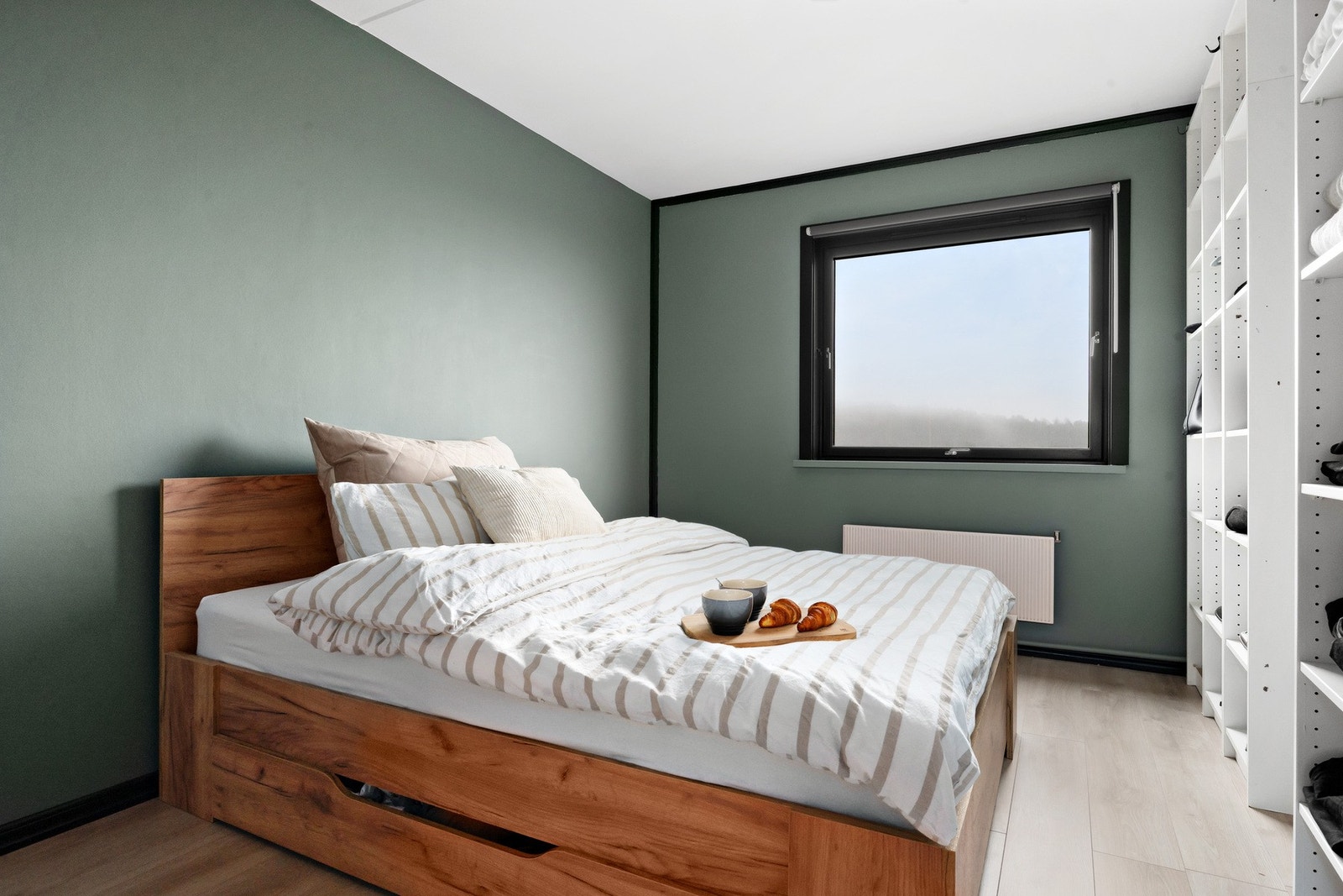 Romslig og delikat hovedsoverom med nytt gulv og en lun fargepalett som skaper ro og hygge. Galleribilde