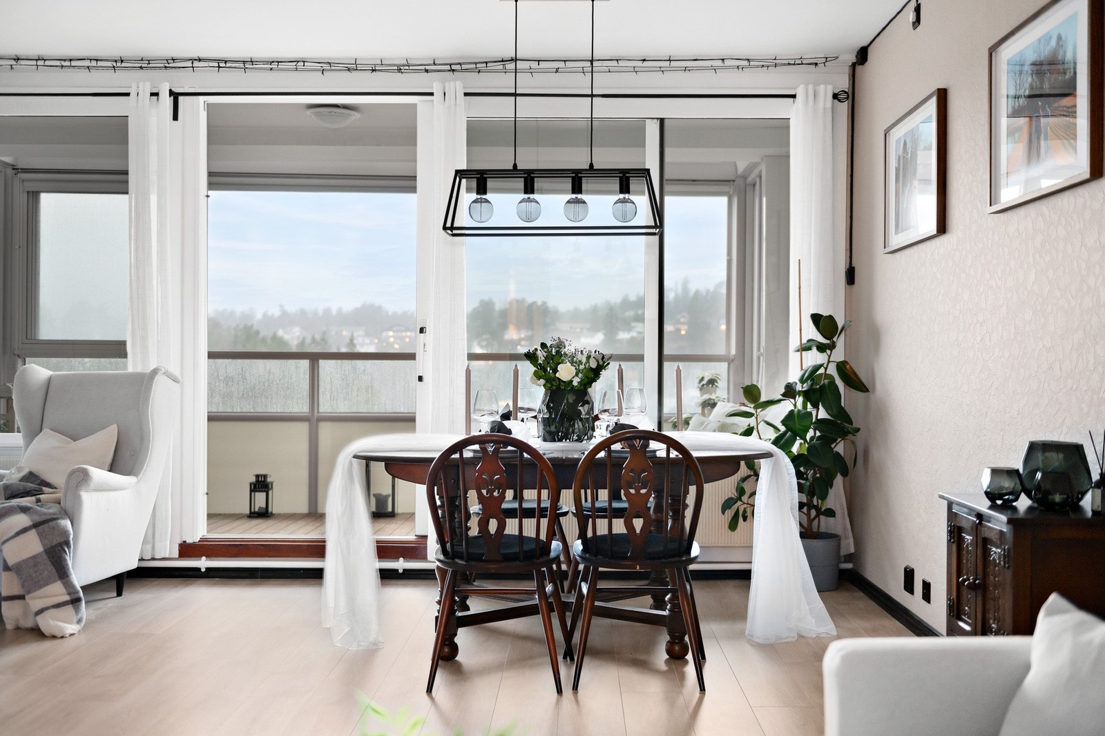 Fra stuen er det utgang til en herlig innglasset balkong. Galleribilde