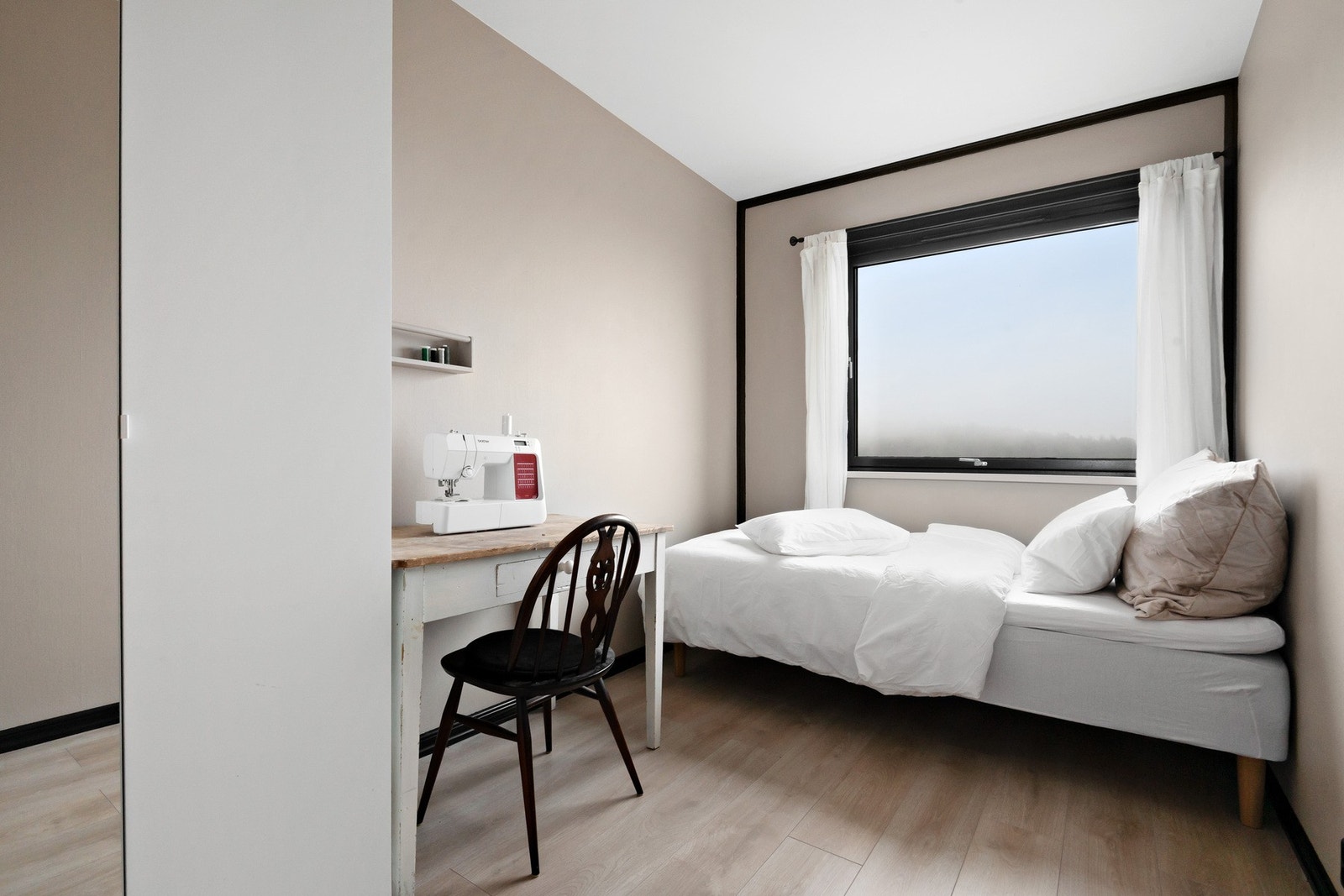 Leiligheten byr på tre romslige soverom med plass til både seng og garderobeløsninger. Alle rommene er nylig oppgradert med moderne overflater som gir et friskt og tidsriktig preg. Galleribilde