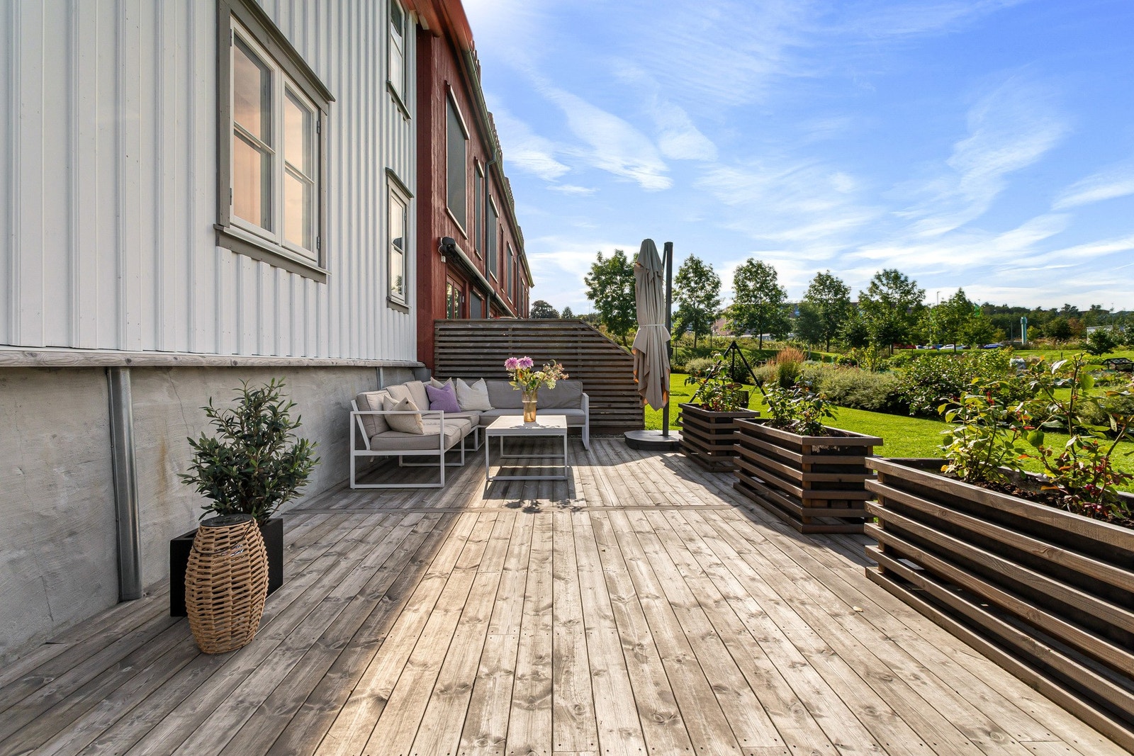 Terassen har gode solforhold og flere møbleringsmuligheter for hyggelige sammenkomster. Galleribilde