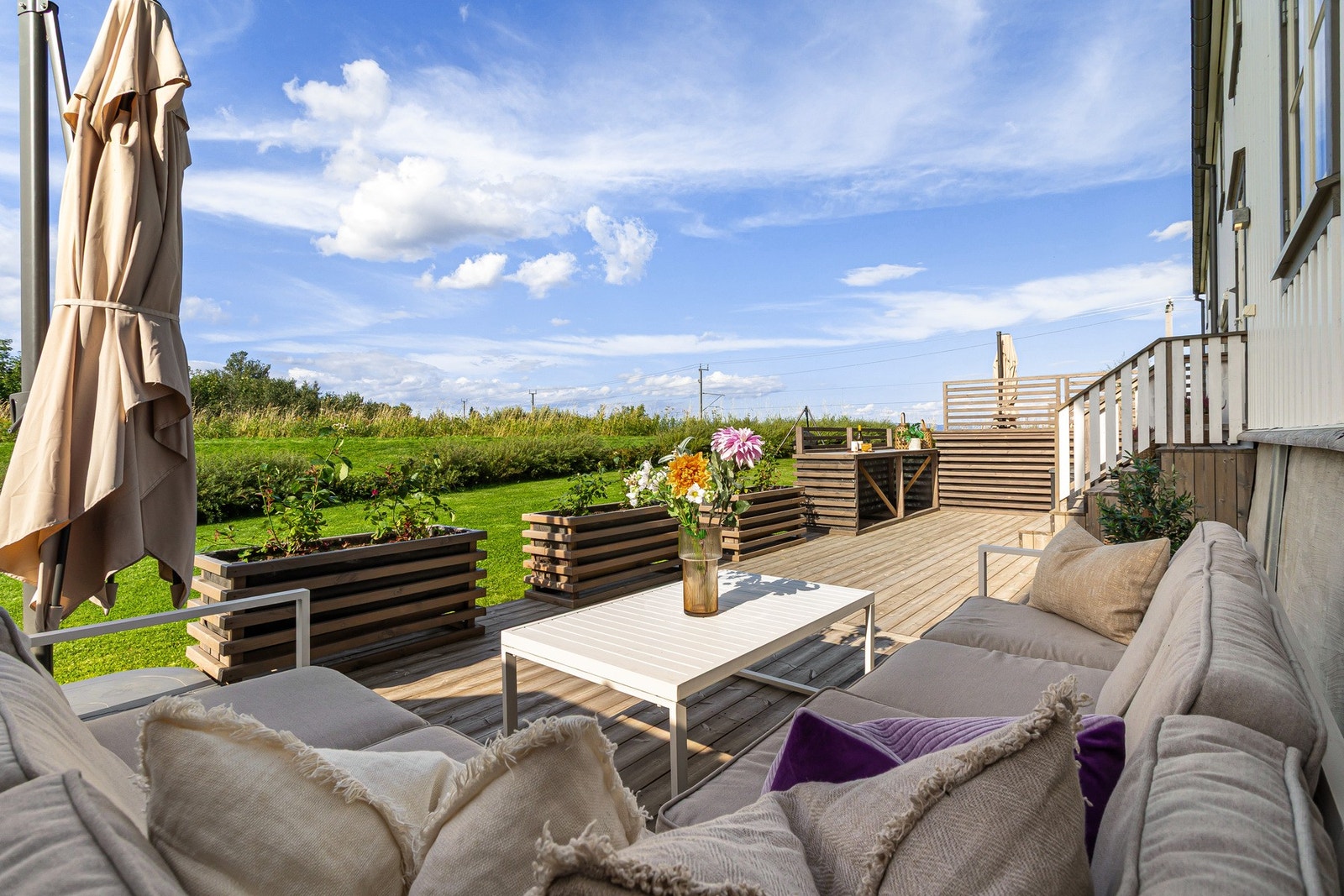 Leiligheten har en fantastisk terrasse på 35 kvm som er ypperlig å benytte på sommerhalvåret. Galleribilde