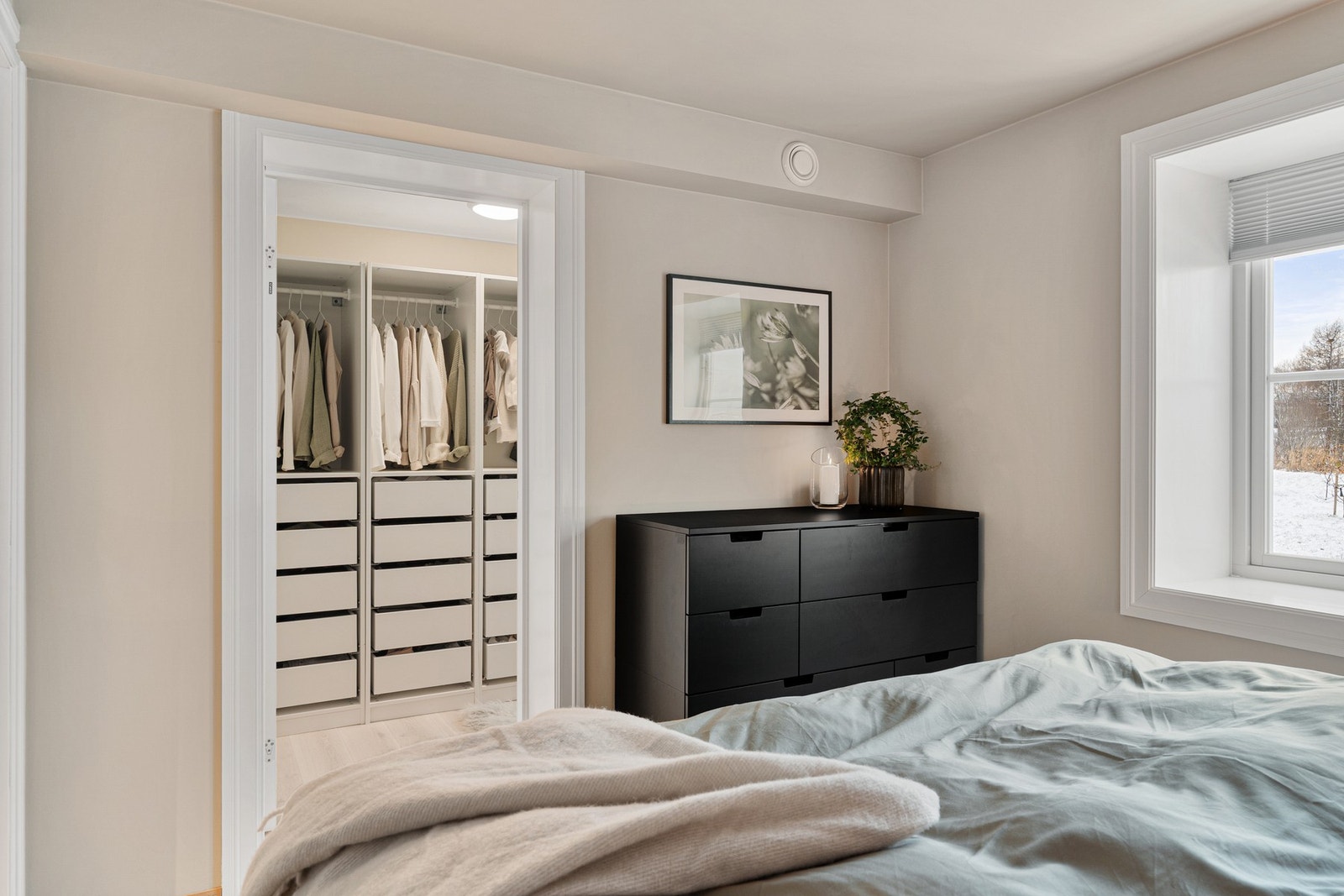 Soverommet har direkte tilgang til praktisk walk-in garderobe. Galleribilde