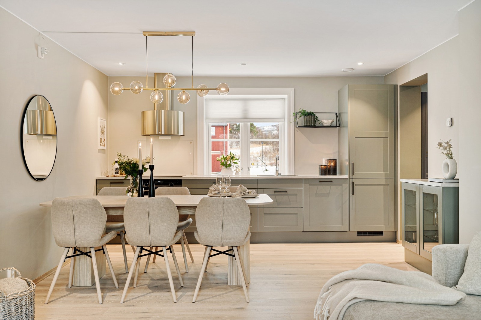 God plass til en hyggelig spiseplass ved kjøkkenet. Galleribilde