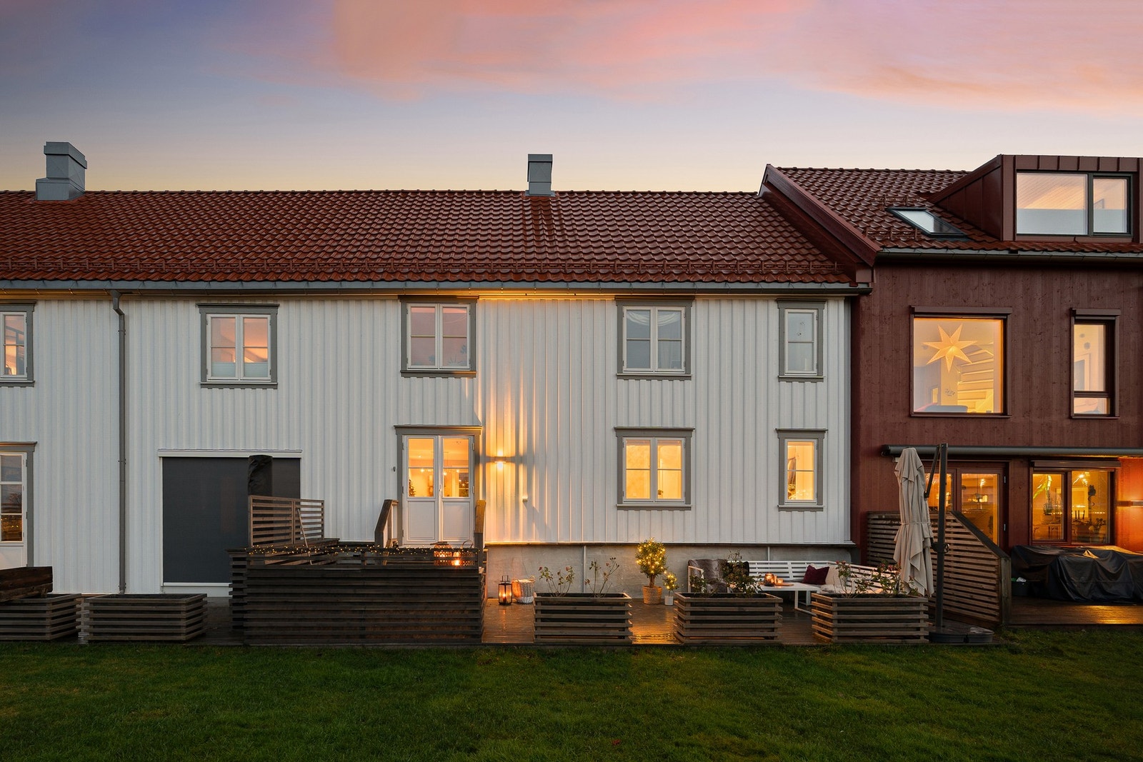 Grilstad Gård har en god beliggenhet med utsikt over Grilstad og fjorden. Galleribilde