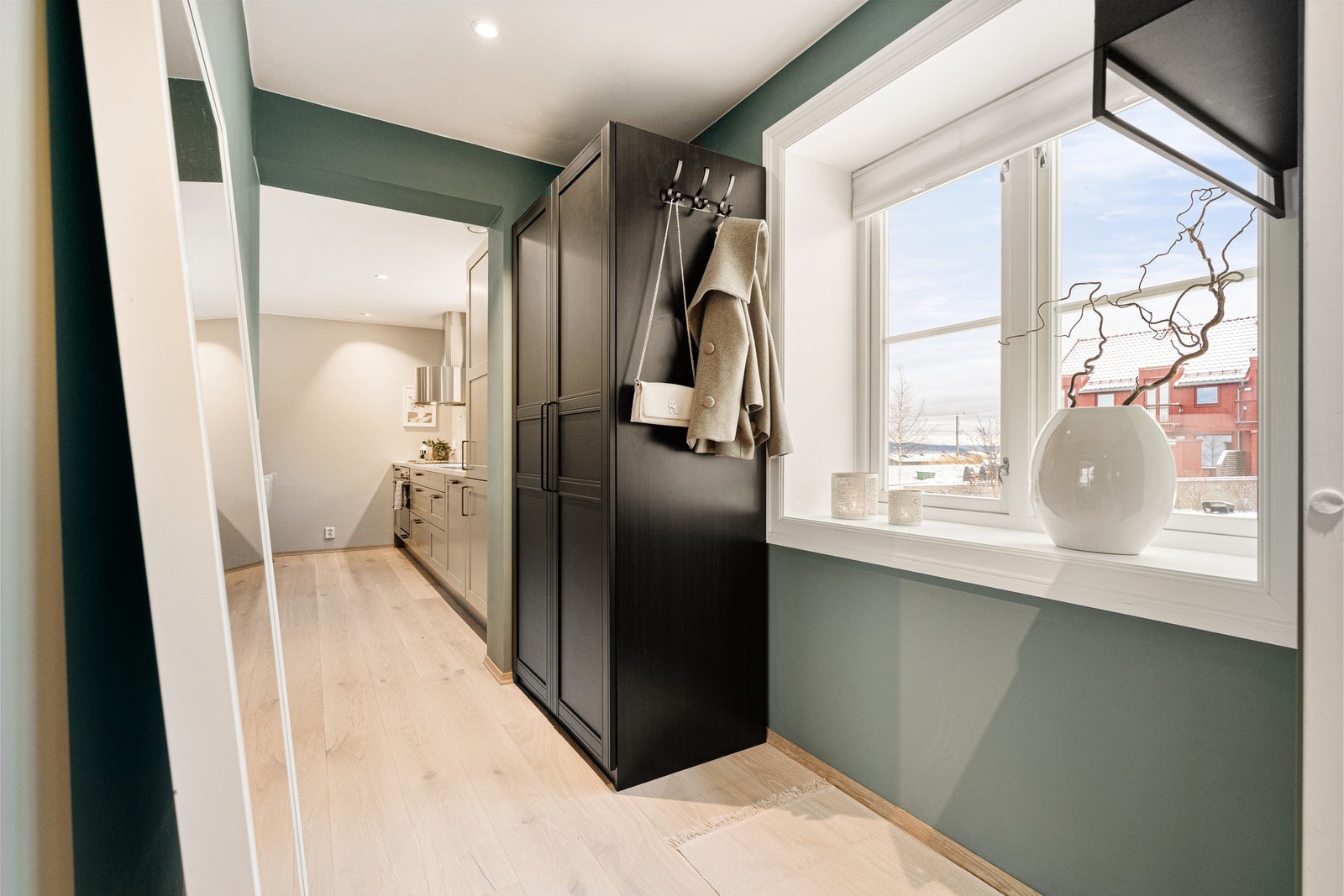 Lys entrè med gode oppbevaringsmuligheter for klær og sko. Galleribilde