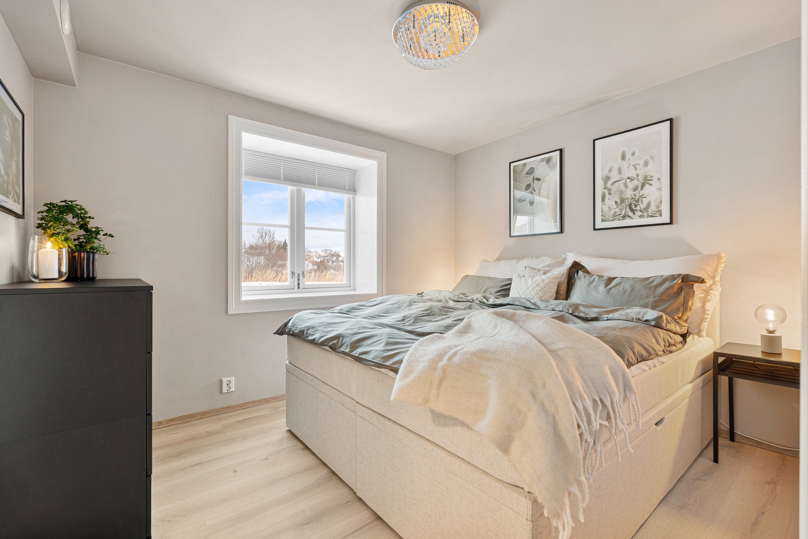 Lyst og romslig soverom på 9,5 kvadratmeter. Galleribilde