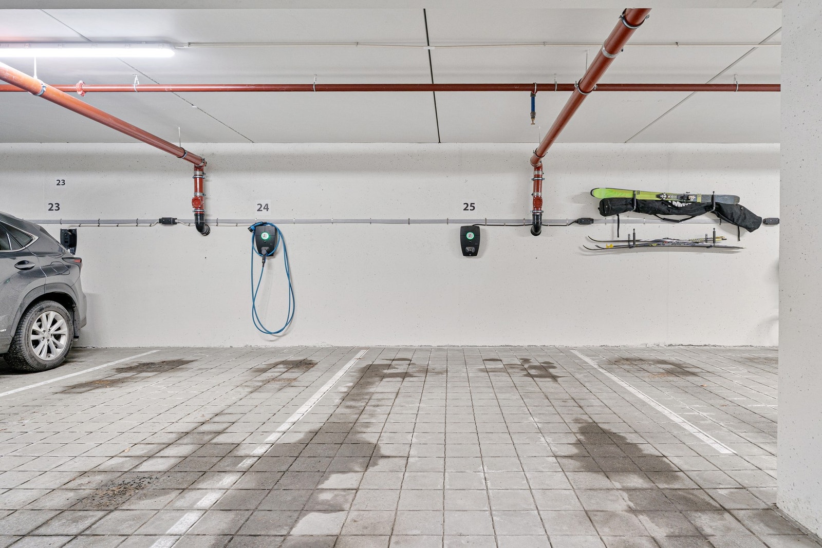 Det medfølger en parkeringsplass hvor elbillader er etablert. Galleribilde