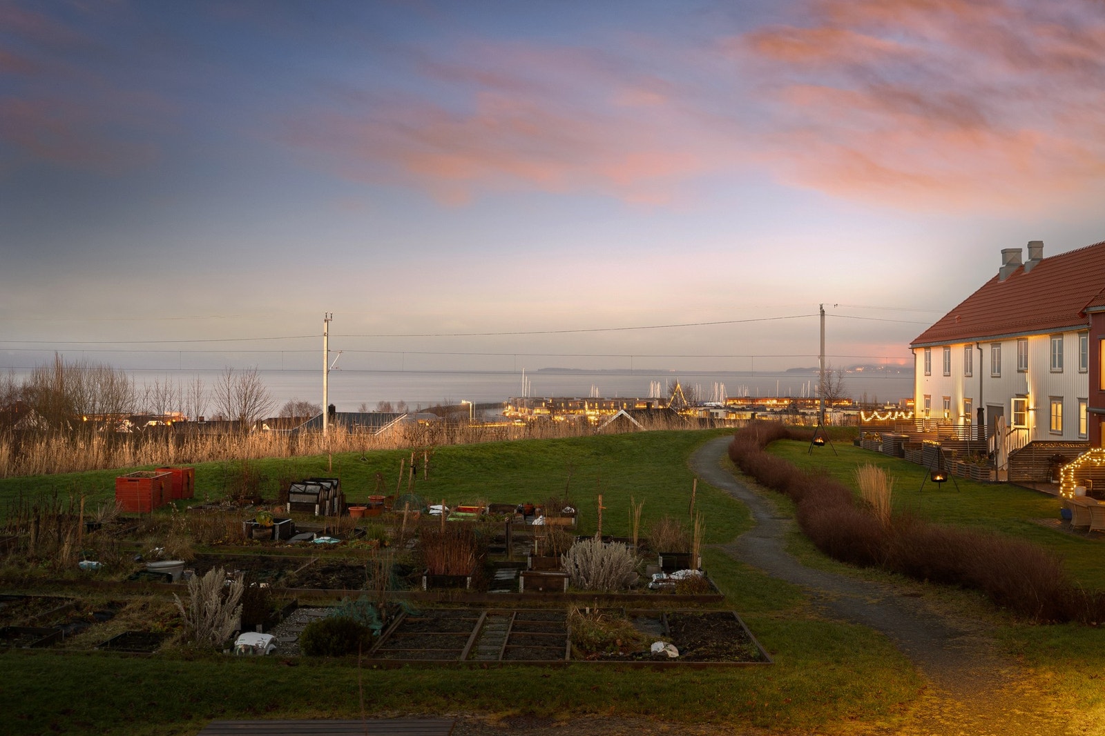 Fine fellesarealer og plantekasser for beboerne på Grilstad Gård. Galleribilde