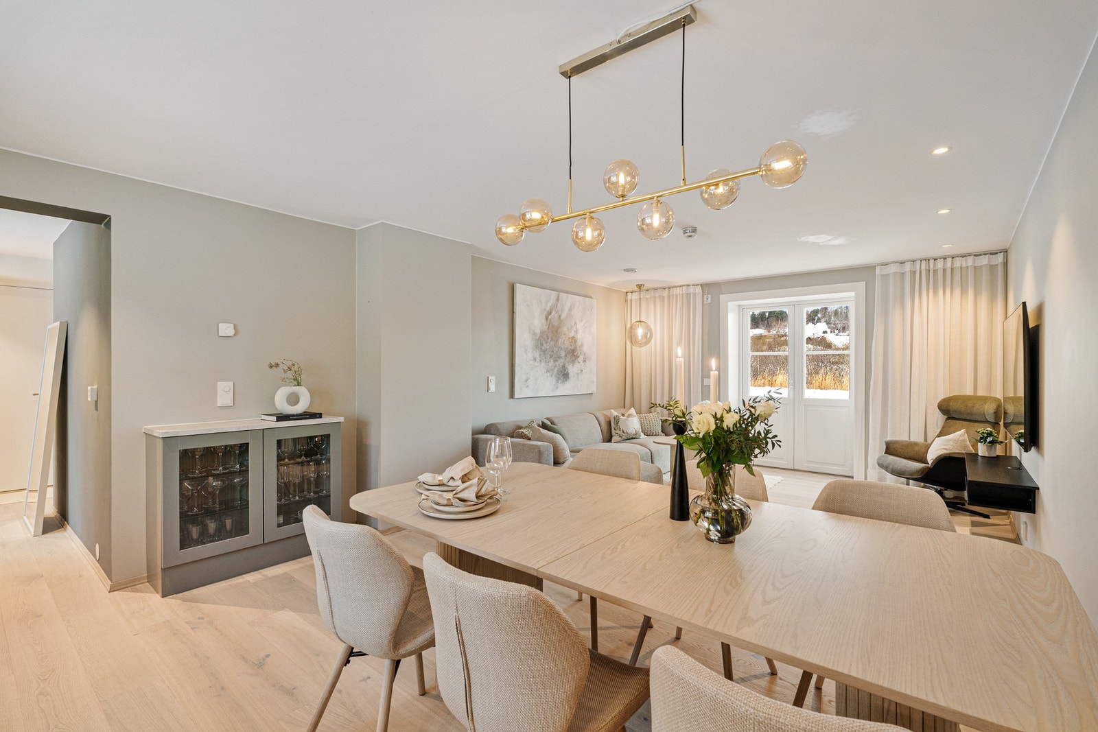 Spisebordet finner sin naturlige plassering ved kjøkkensone. Galleribilde