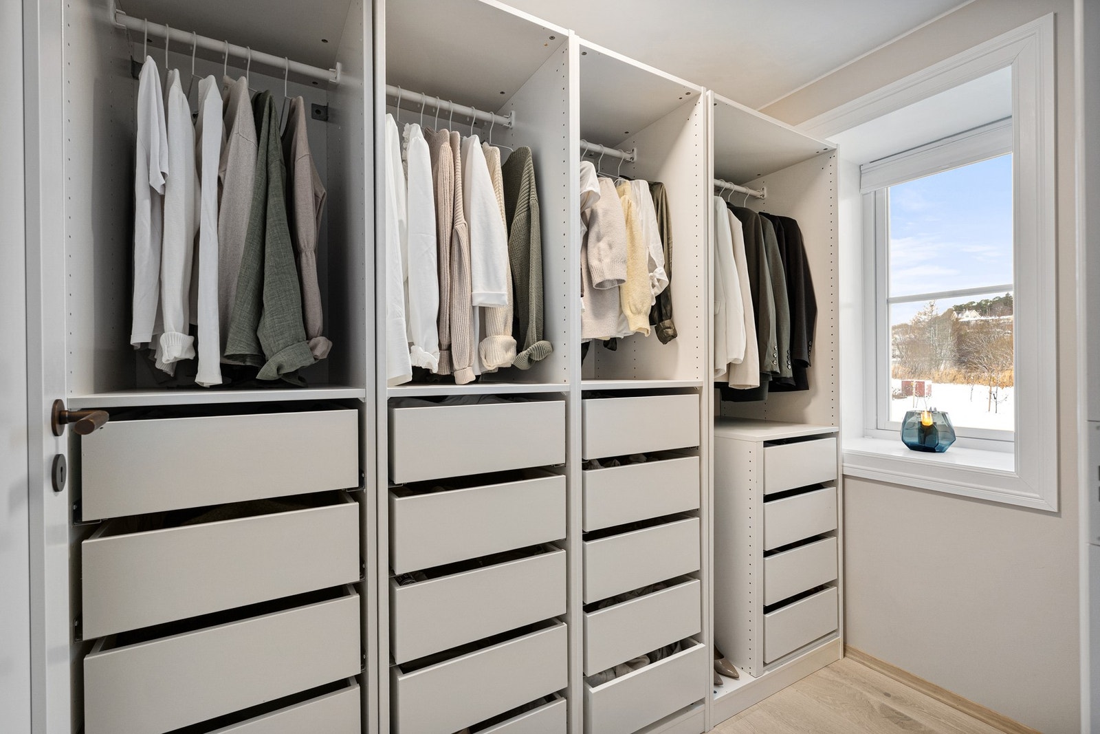 Praktisk garderobeløsning på 3,5 kvm. Galleribilde