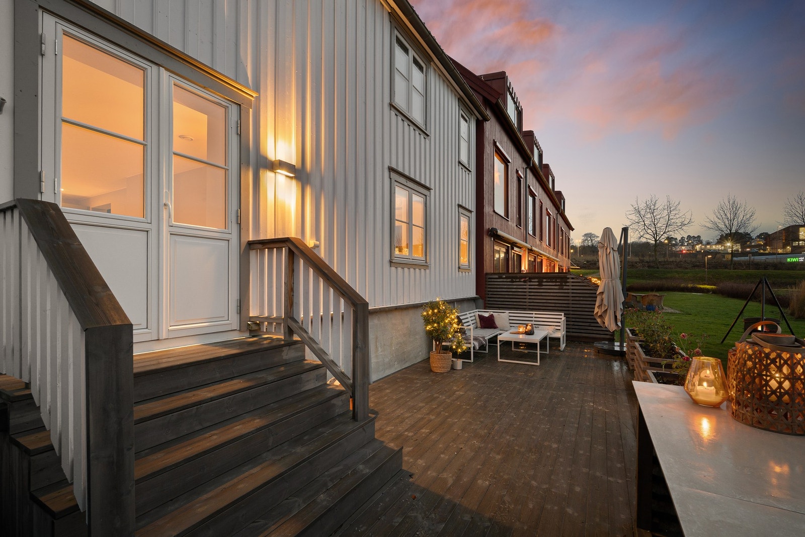 Nydelig uteplass som er ypperlig å benytte i sommerhalvåret. Galleribilde