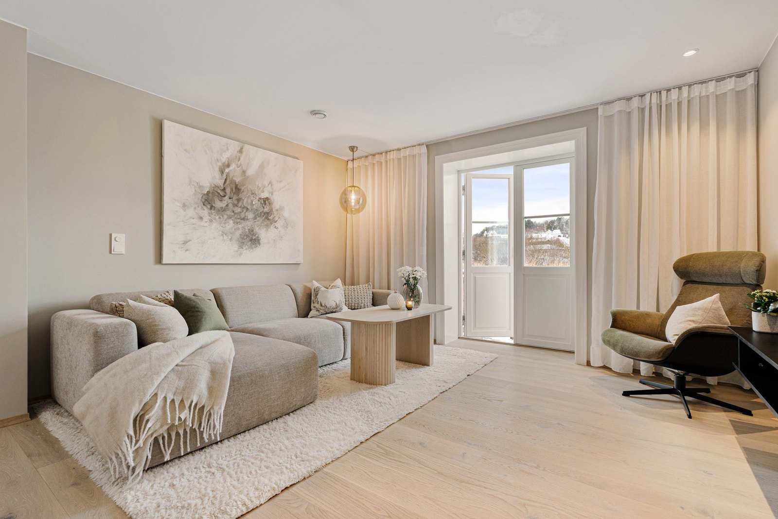 Leiligheten har en lys og romslig stue som er lett å innrede med sofagruppe og TV-krok. Galleribilde