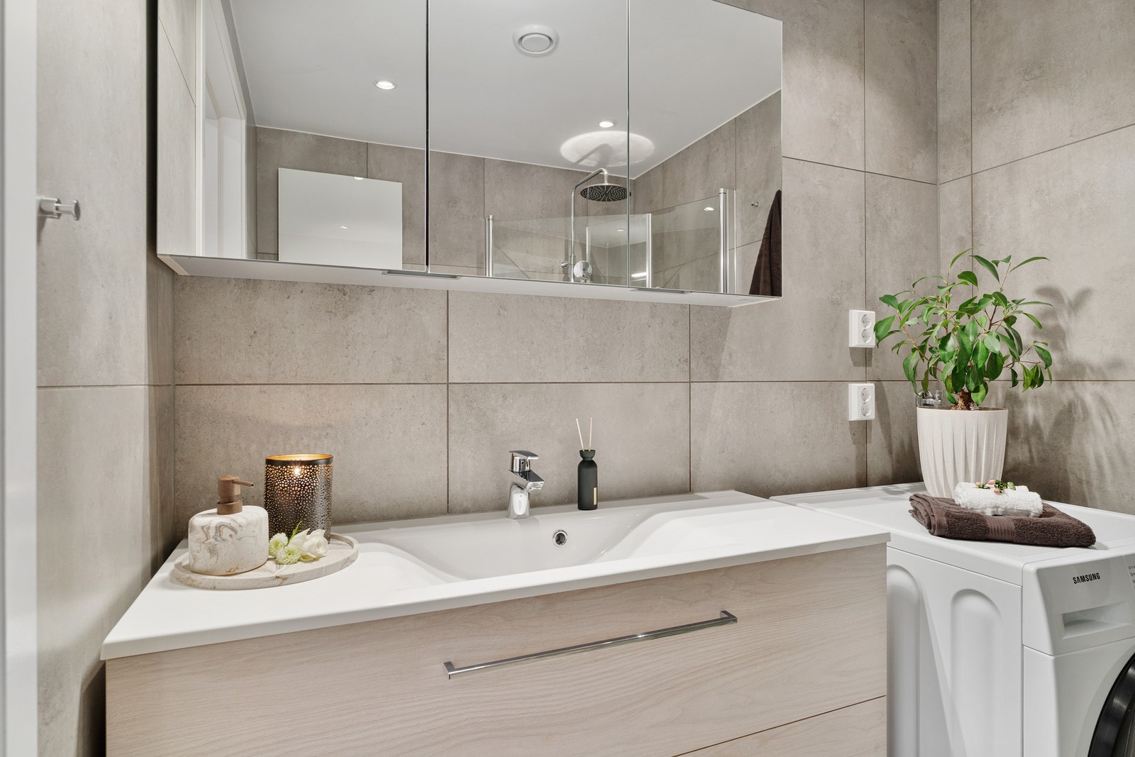 Det er opplegg for vaskemaskin på baderommet. Galleribilde