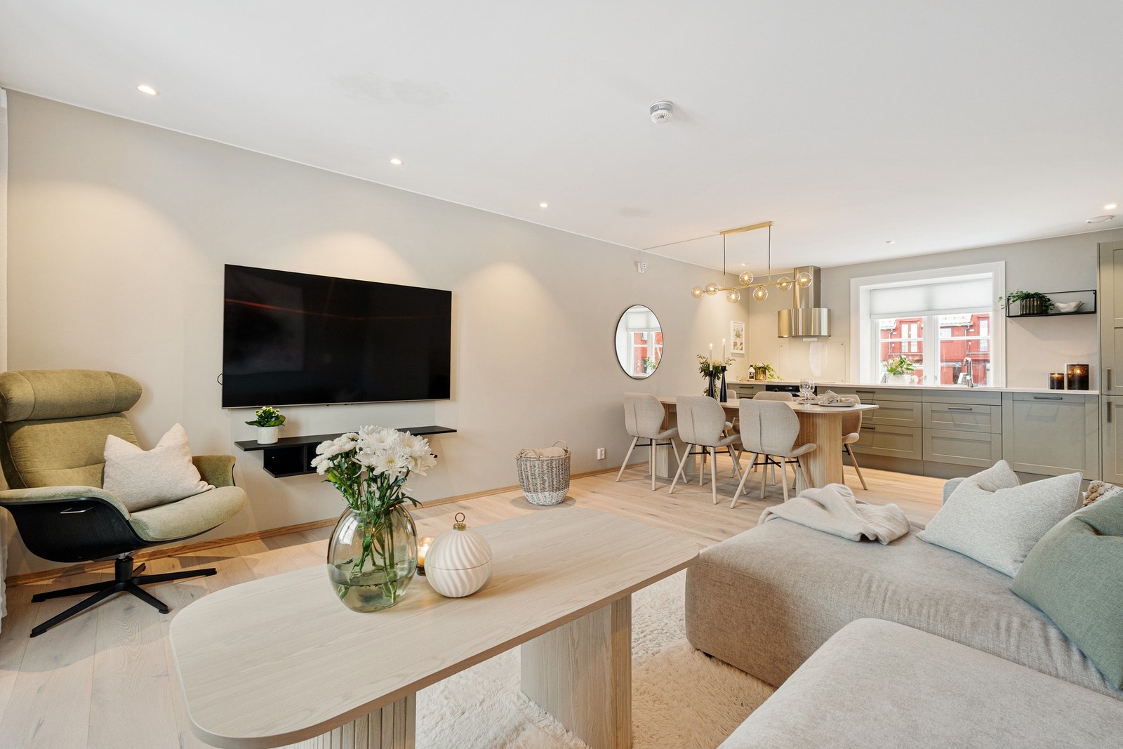 Naturlig skille mellom stue og kjøkken, noe som gir flere sosiale soner i leiligheten. Galleribilde