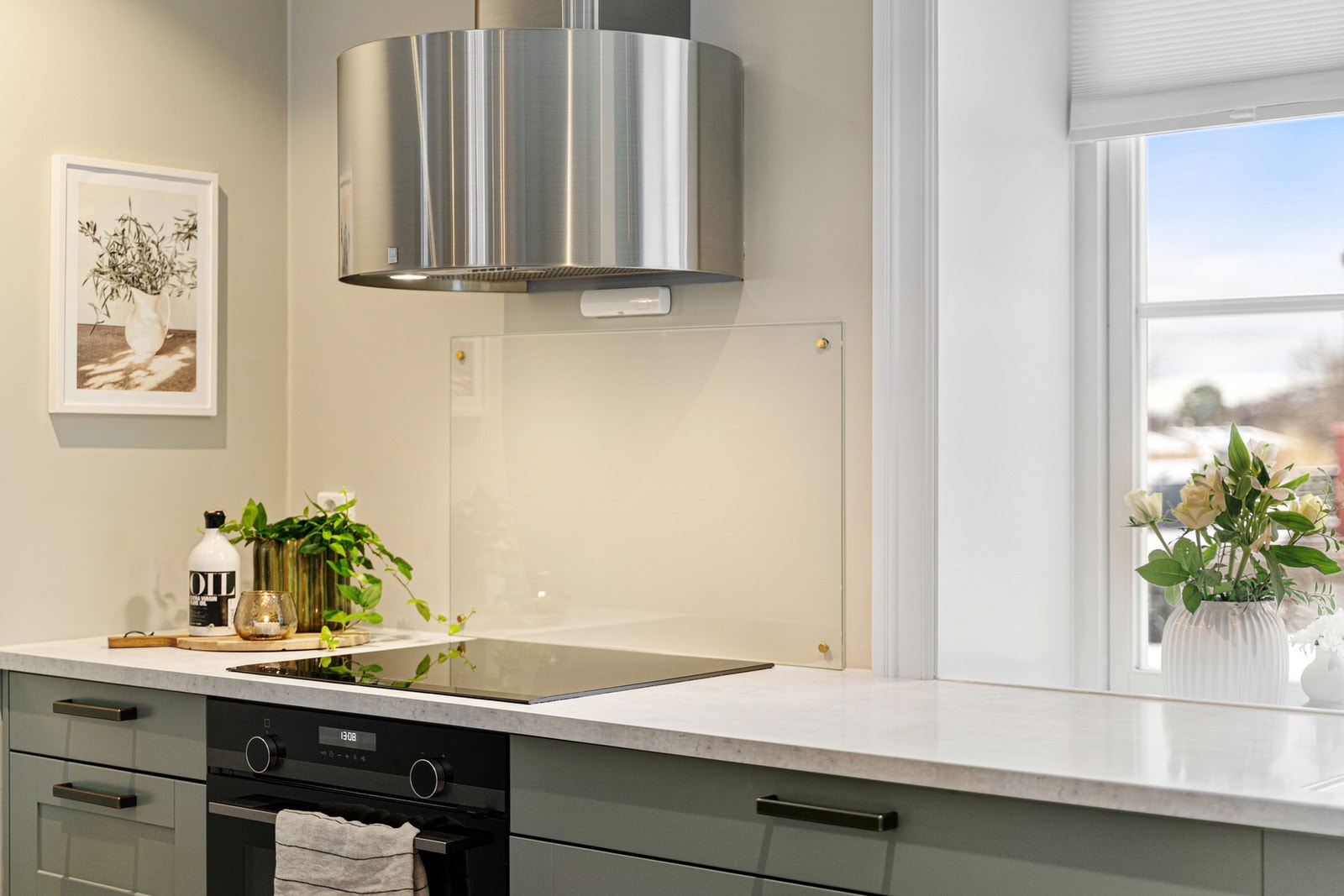 Kjøkkenet har god skap- og benkeplass som passer utmerket ved matlaging og oppbevaring. Galleribilde