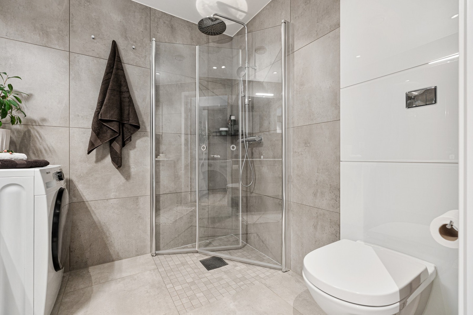 Baderommet er i fine detaljer og flotte flisvalg. Galleribilde