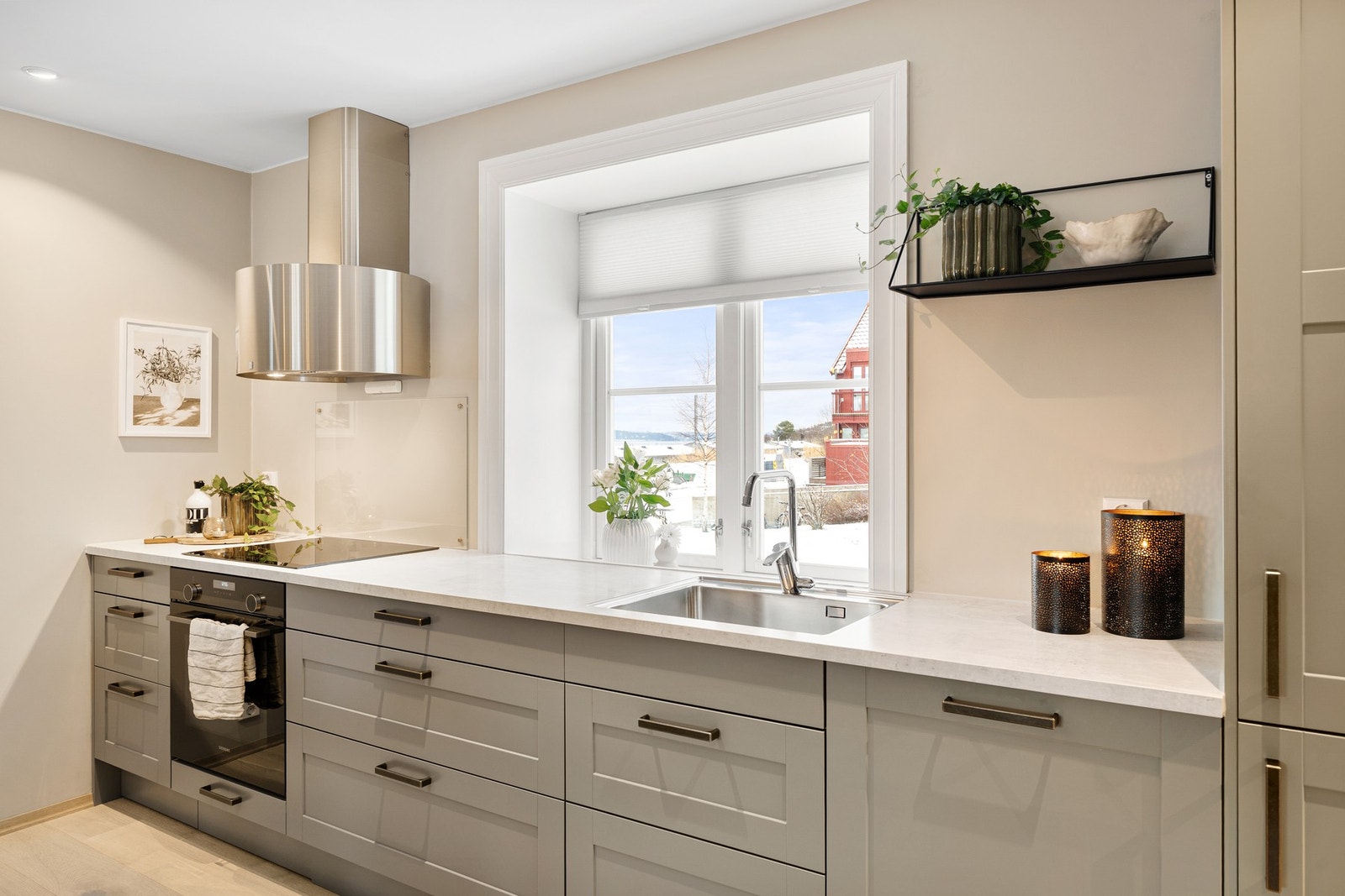 Stilig kjøkken fra 2021 med integrerte hvitevarer som blant annet oppvaskmaskin, stekeovn og kjøl/fryseskap. Galleribilde