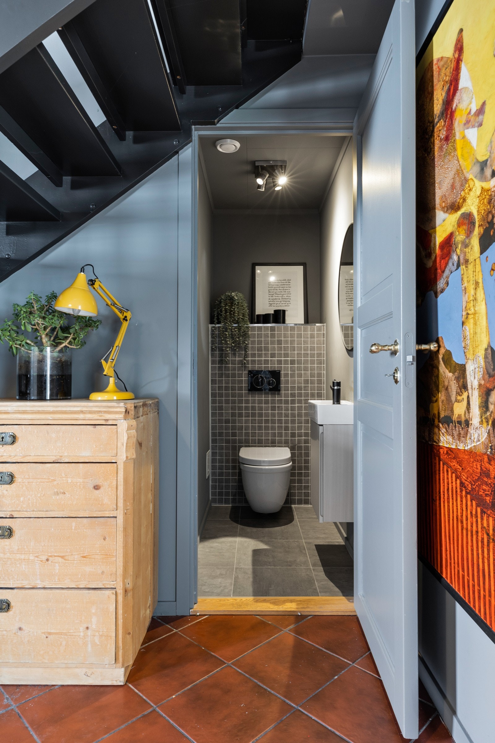 wc-rom under trappen (hall først etasje) Galleribilde