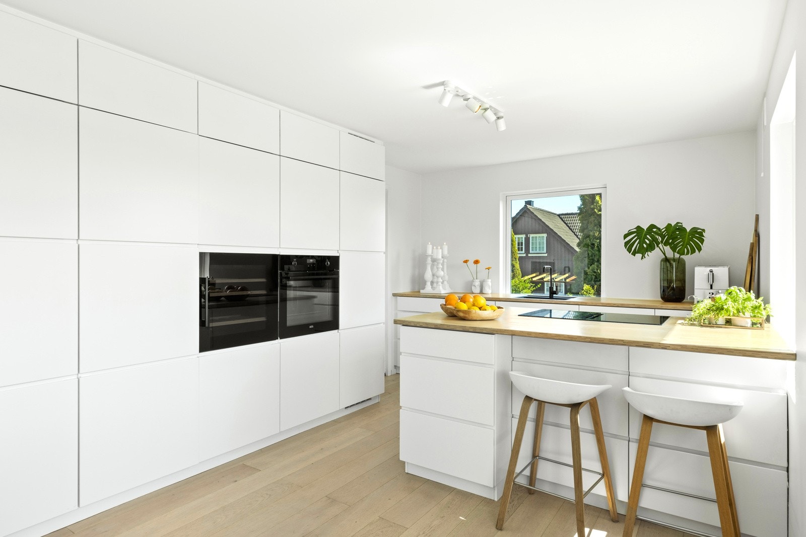 Nytt kjøkken i 2021 med topp utstyrt og intregrerte hvitevarer Galleribilde