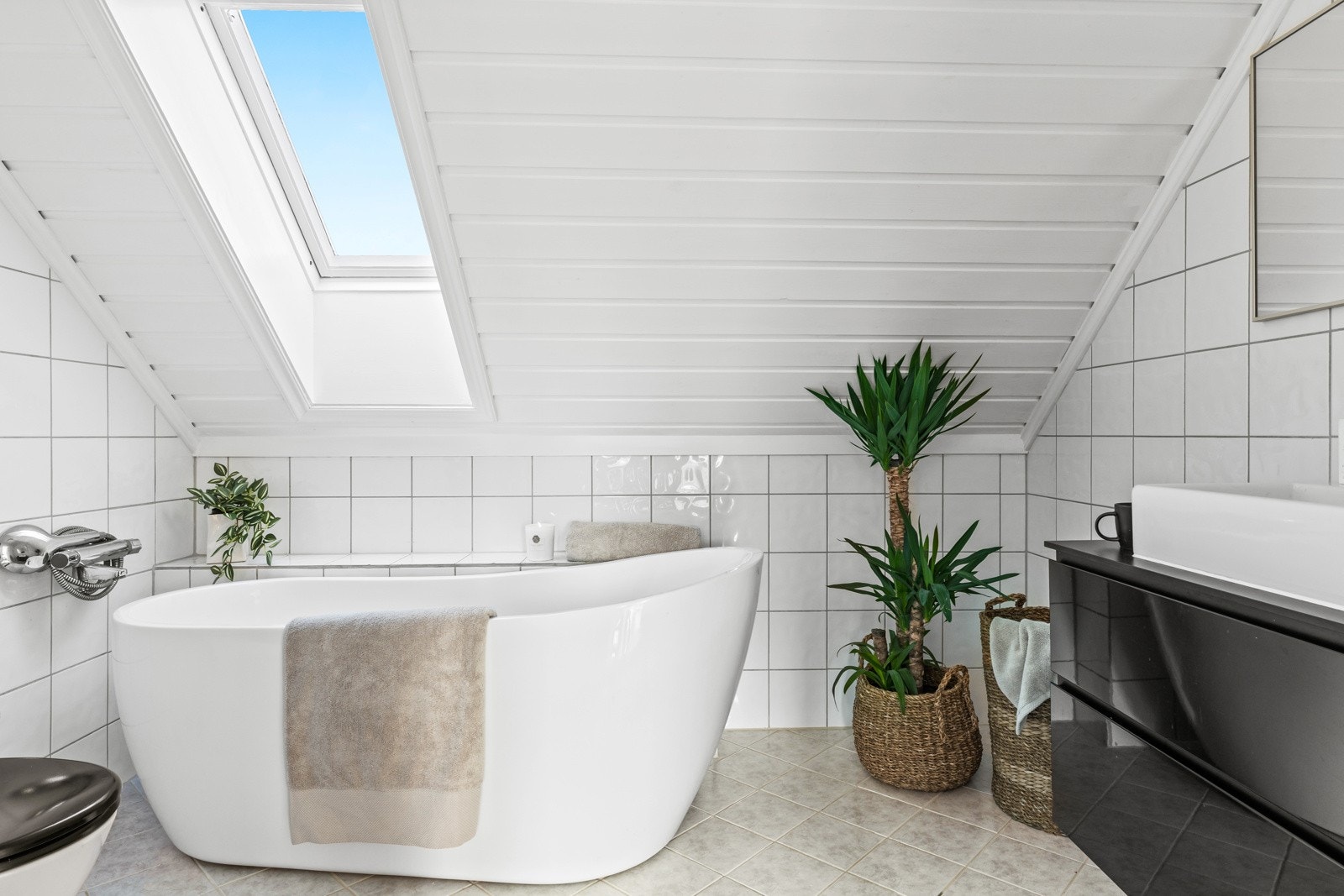 Også dette badet er flislagt, men holdt i lyse fargetoner Galleribilde