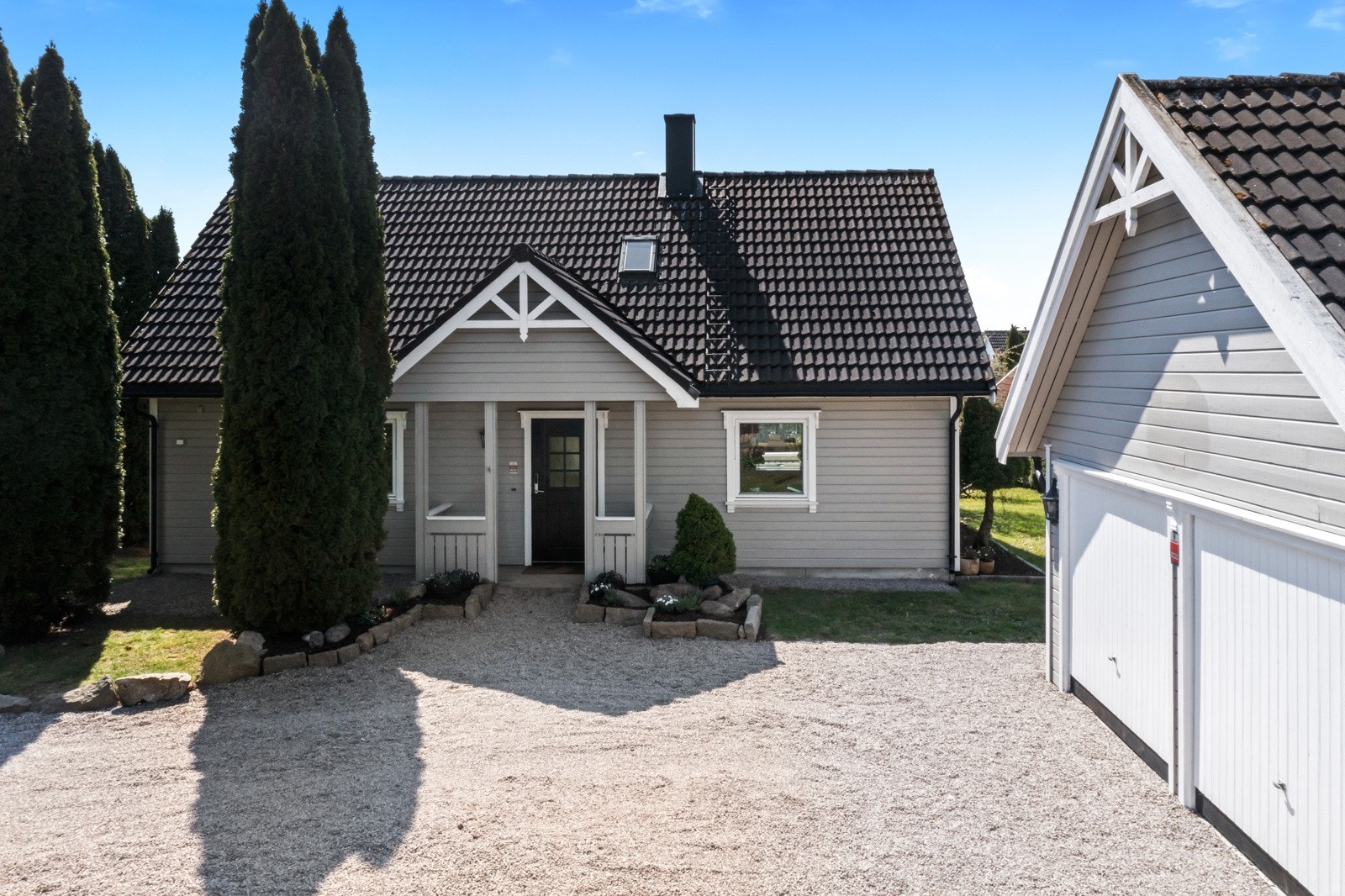 Det er dobbelgarasje og god plass til parkering på tomta Galleribilde