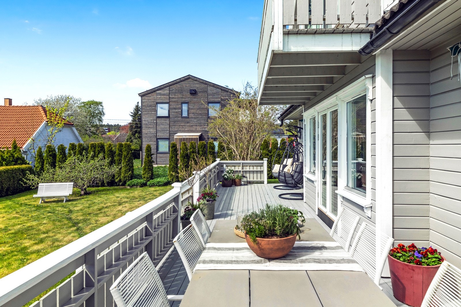 Det er god plass til møblering på verandaen Galleribilde